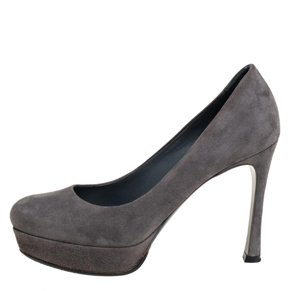 Fashionable and chic, these pumps from Yves Saint Laurent will cut an alluring silhouette from day to night. Crafted from suede, the pumps have a grey shade, solid platforms, and 10.5 cm heels.

