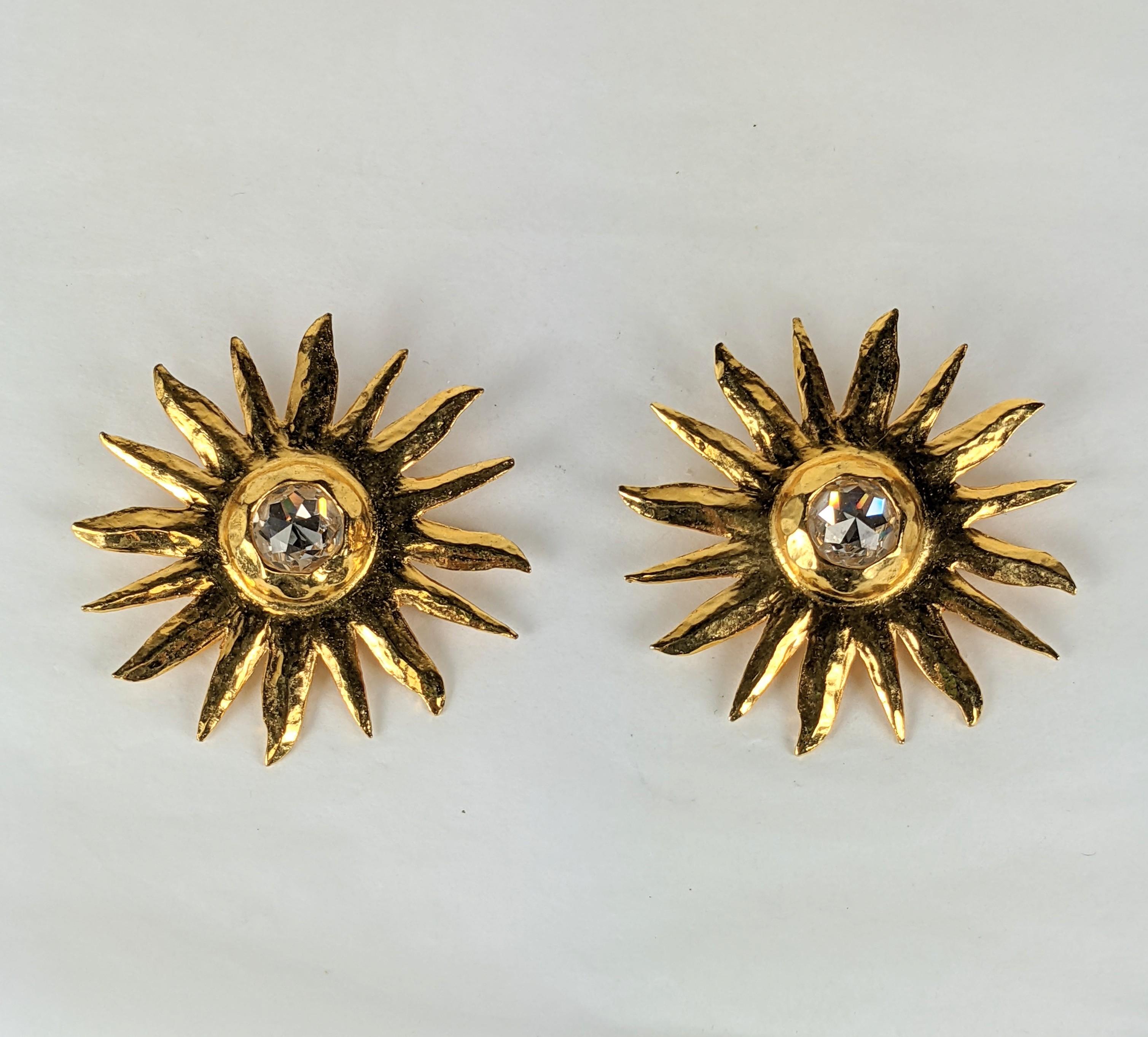 Auffällige Yves Saint Laurent Sunburst-Ohrringe aus gehämmertem Gold aus den späten 1980er Jahren. Von Maison Goossens hergestellt, mit einem Rosenschliff-Kristall in der Mitte. Leichtes Gewicht, aber großformatig.
2,5