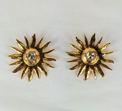 Orecchini a raggiera in oro martellato di Yves Saint Laurent