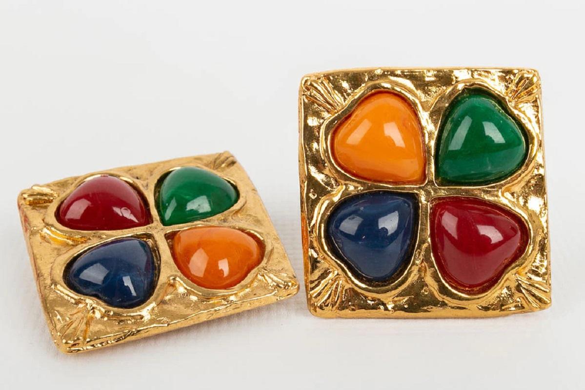 Yves Saint Laurent Hammered Metal Clip Earrings & Multicolored Resin Cabochons In Excellent Condition For Sale In SAINT-OUEN-SUR-SEINE, FR