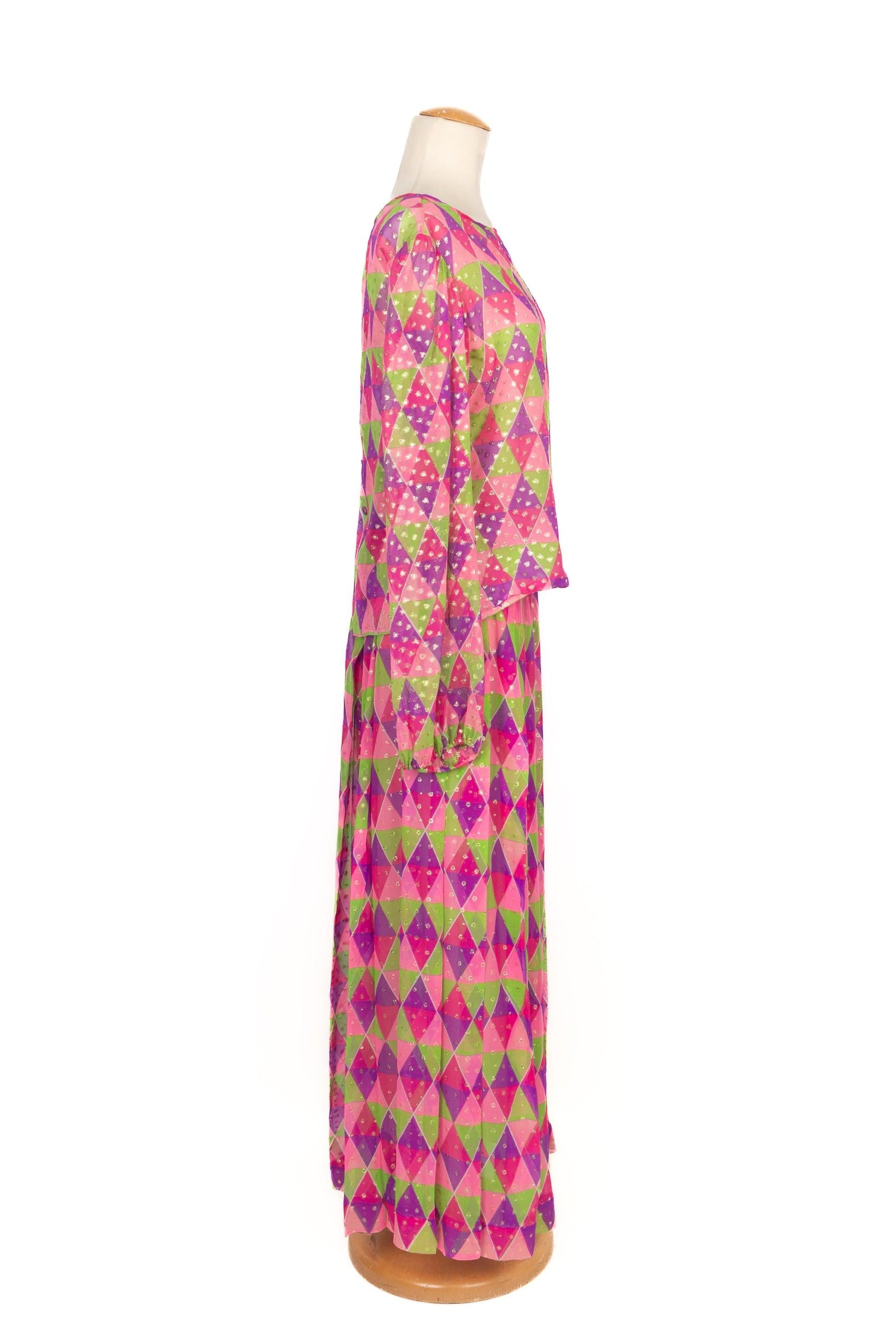 Yves Saint Laurent - Completo in mussola a pieghe piatte composto da una camicetta e una gonna, con motivo Arlecchino e lurex. Non è indicata la taglia, ma veste una 36FR/38FR. Collezione Autunno-Inverno 1972 sotto la direzione artistica di Yves