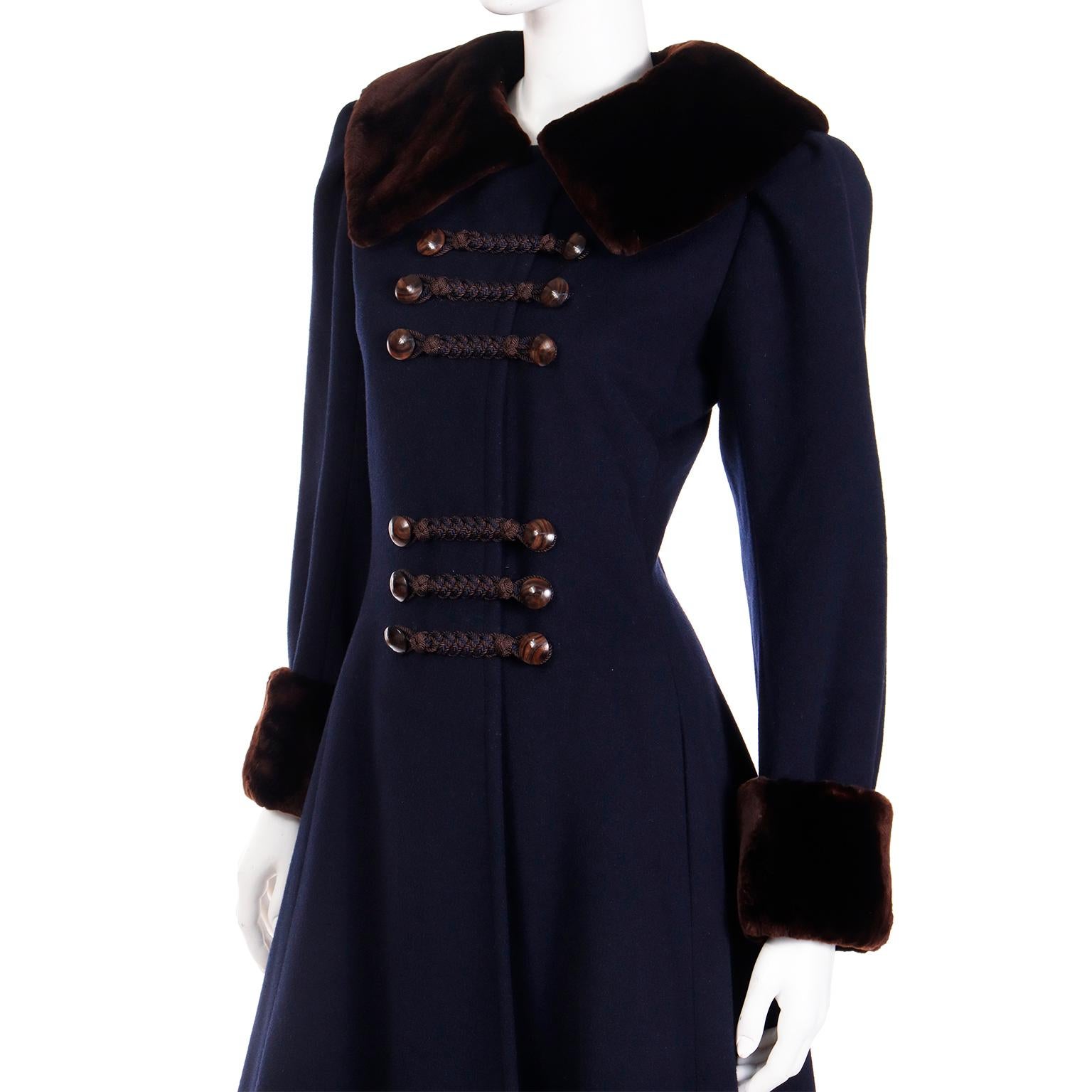 Manteau en laine bleu marine avec bordure en vison tondu Yves Saint Laurent Haute Couture, 1976 en vente 3