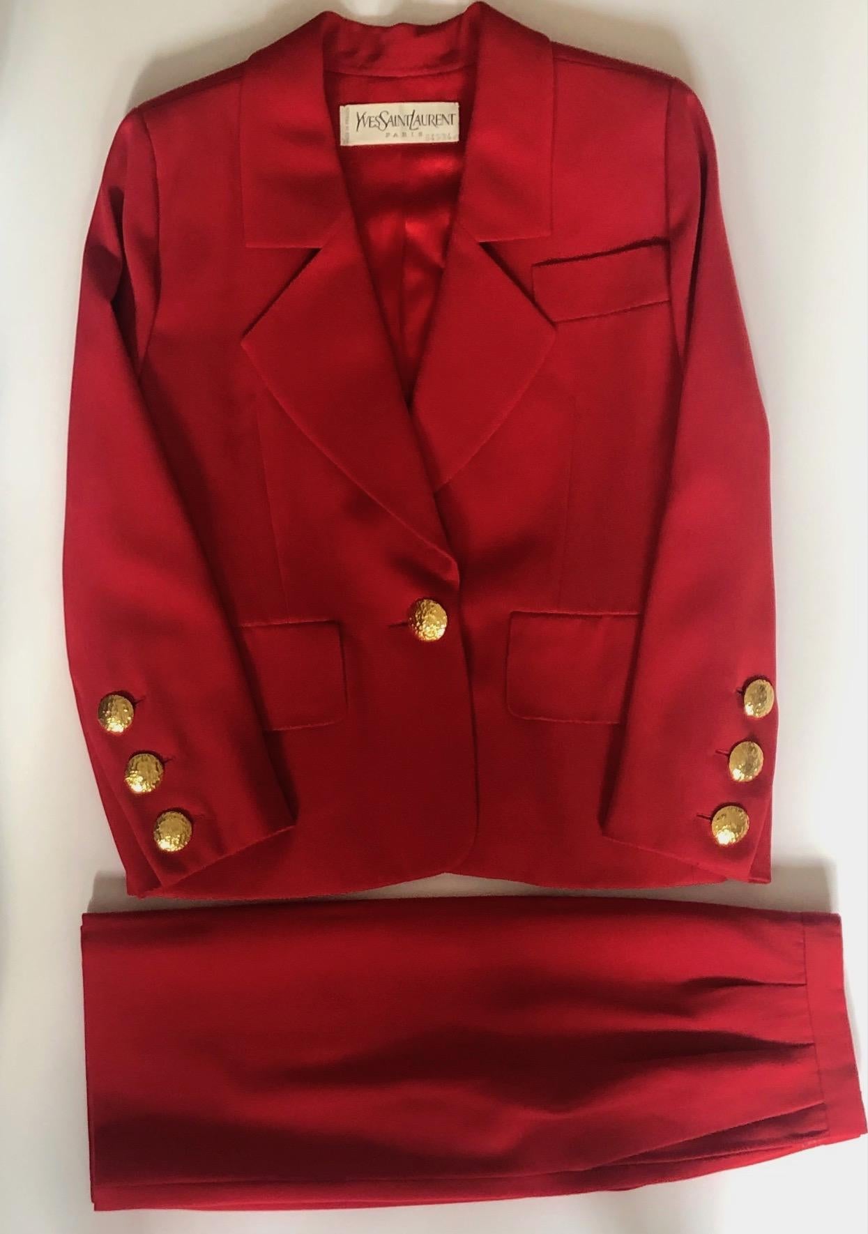 YVES SAINT-LAURENT Haute Couture 64534 Rote einreihige Jacke Anzug Vintage
Yves Saint-Laurent Haute Couture Nr.64534 CIRCA 1988-1990. Ein klassisch schicker, roter Wolljacken-Blazer-Anzug. Gefütterte Jacke mit gekerbtem Schalkragen, einreihig mit