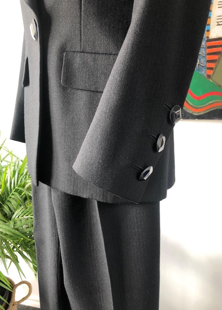 YVES SAINT-LAURENT Haute Couture 67931 Schwarzer einreihiger Anzug mit Nadelstreifen 3Pc im Zustand „Hervorragend“ im Angebot in London, GB