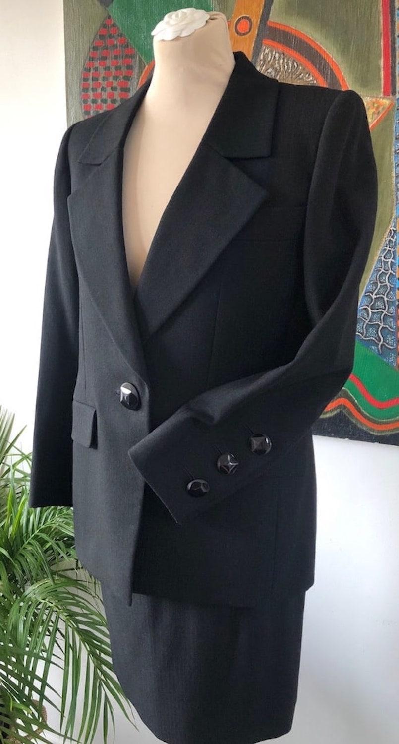 YVES SAINT-LAURENT Haute Couture 67931 Costume noir à simple boutonnage et à rayures 3 pièces en vente 2