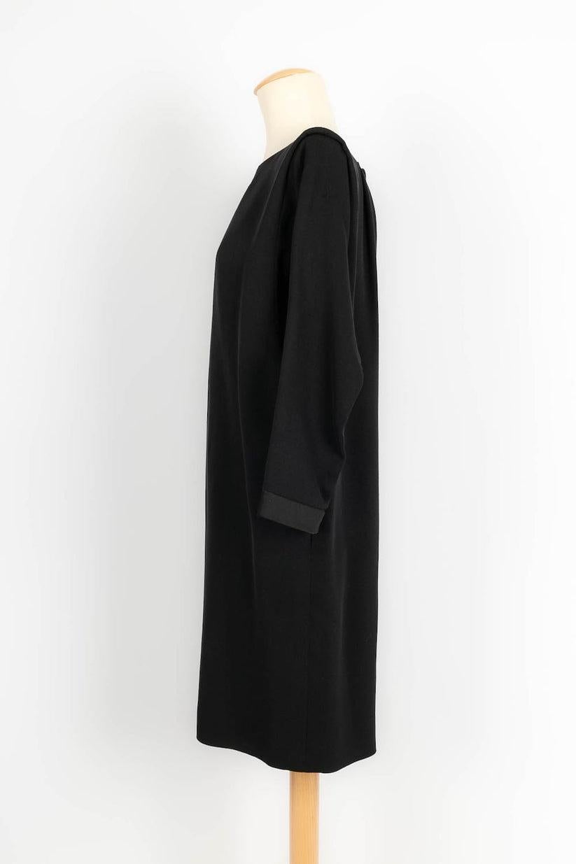 Yves Saint Laurent Haute Couture -(Made in France) Schwarzes Kreppkleid mit Knopfleiste. Kein Größenetikett oder Zusammensetzung, es passt eine 40FR.

Zusätzliche Informationen: 
Abmessungen: Schulterbreite: 44 cm, Brustumfang: ca. 49 cm,