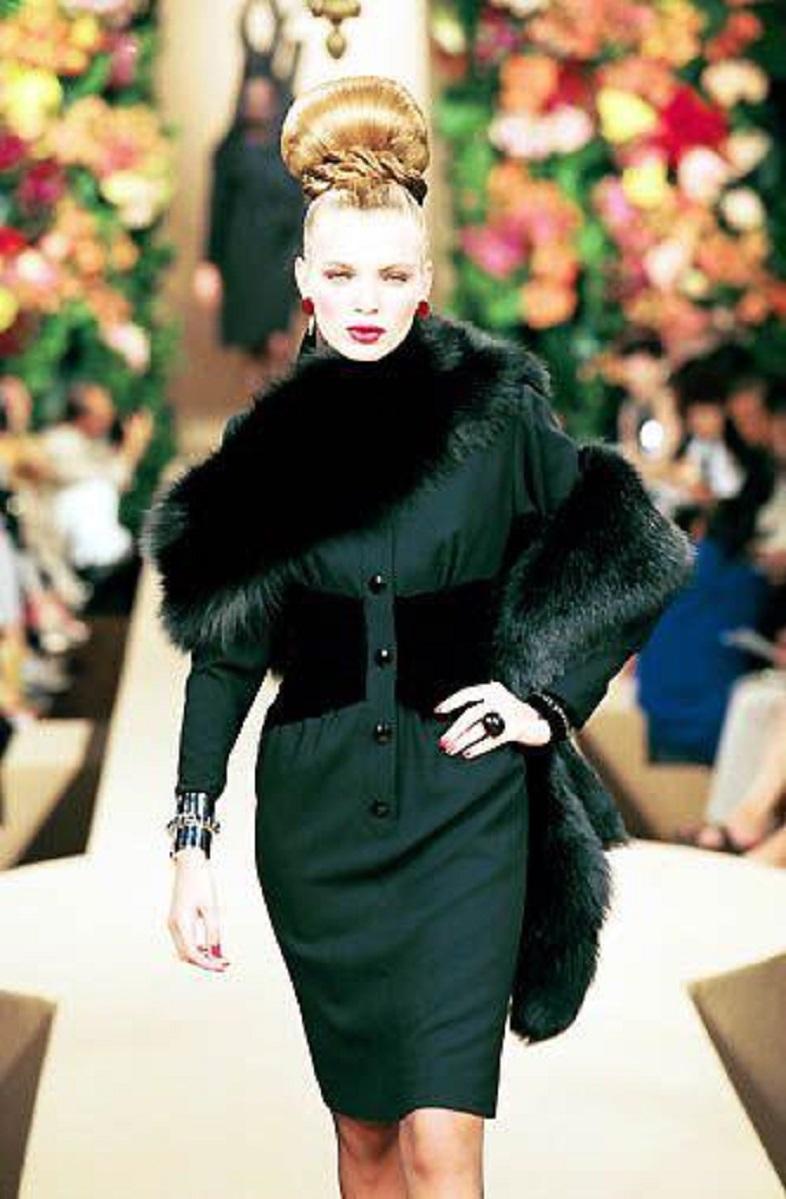 Yves Saint Laurent Haute Couture - Kleid aus schwarzem Wollkäsetuch und Samt. Er wird vorne mit einer Reihe von Knöpfen geschlossen. Farbband N°63982. Keine Zusammensetzung oder Größe Tag, es passt eine Größe 36FR/38FR.
Collection Haute Couture