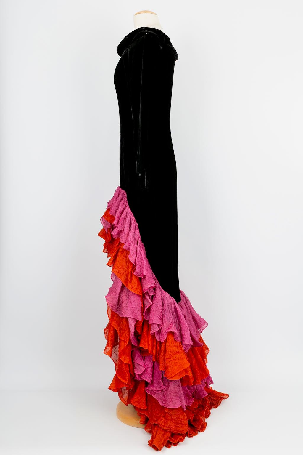 Yves Saint Laurent -(Made in France) Black silk velvet Haute Couture evening gown embellished with organza flounces. Bolduc present, number 67648. No composition label or size indicated, it fits a 36FR.

Additional information: 
Dimensions: Chest: