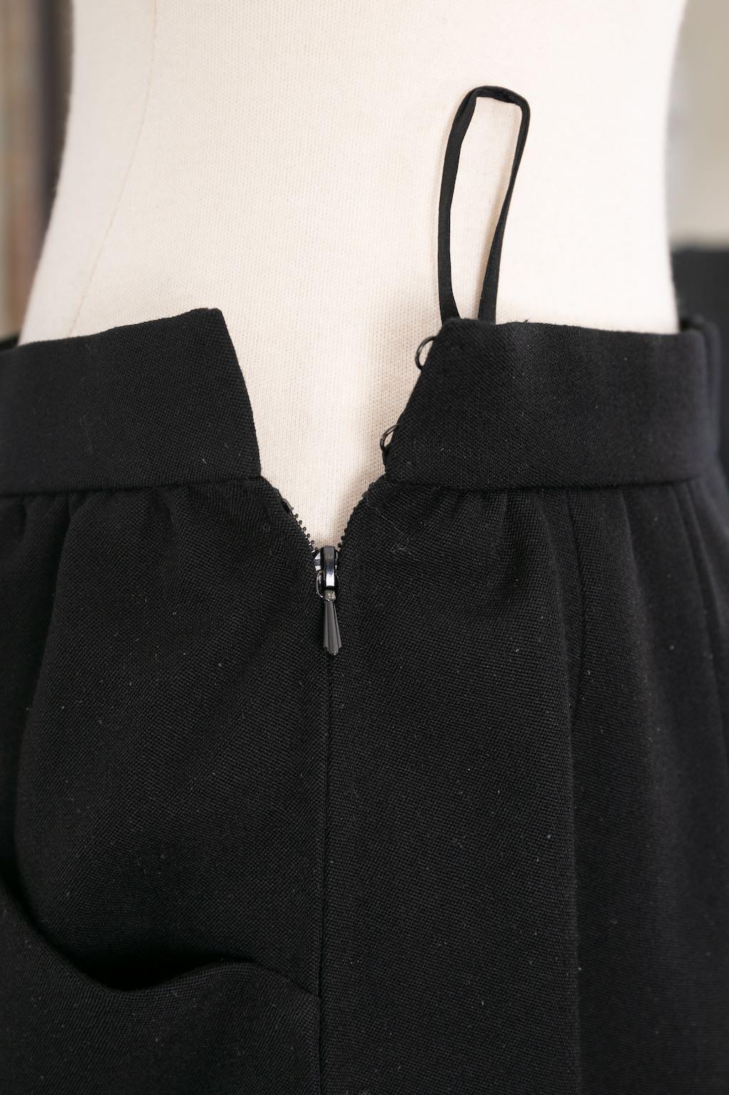 Yves Saint Laurent Haute Couture ensemble jupe et veste noire, circa 1981/1982 en vente 8