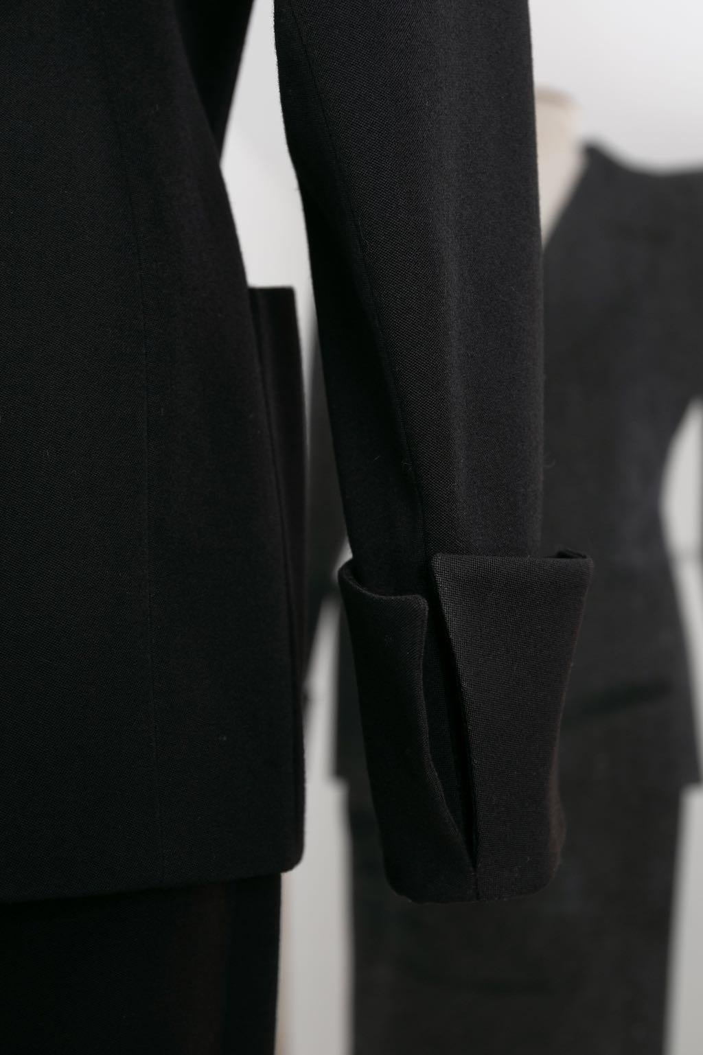 Yves Saint Laurent - Tuxedo set in black wool gabardine. Circa 1981/1982. Ribbon N°63117. No composition or size tag, it fits a size 36FR.

Additional information:
Condition: Very good condition
Dimensions: Jacket: Shoulders: 51 cm (20.08