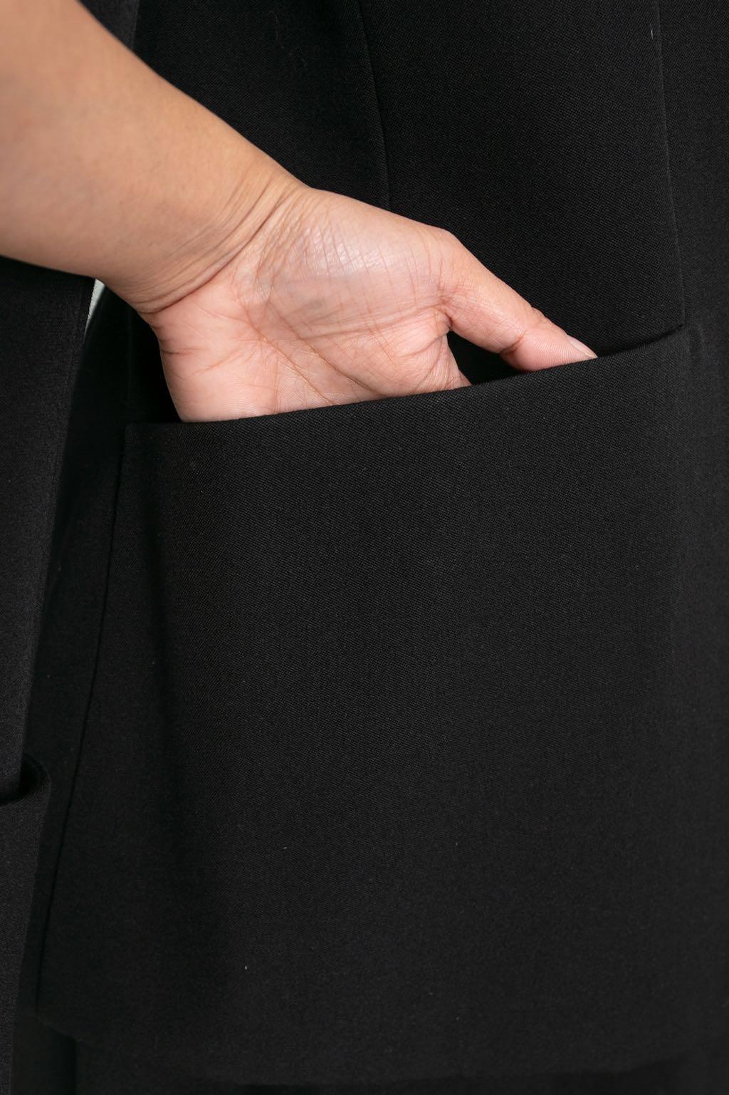 Yves Saint Laurent Haute Couture ensemble jupe et veste noire, circa 1981/1982 Pour femmes en vente