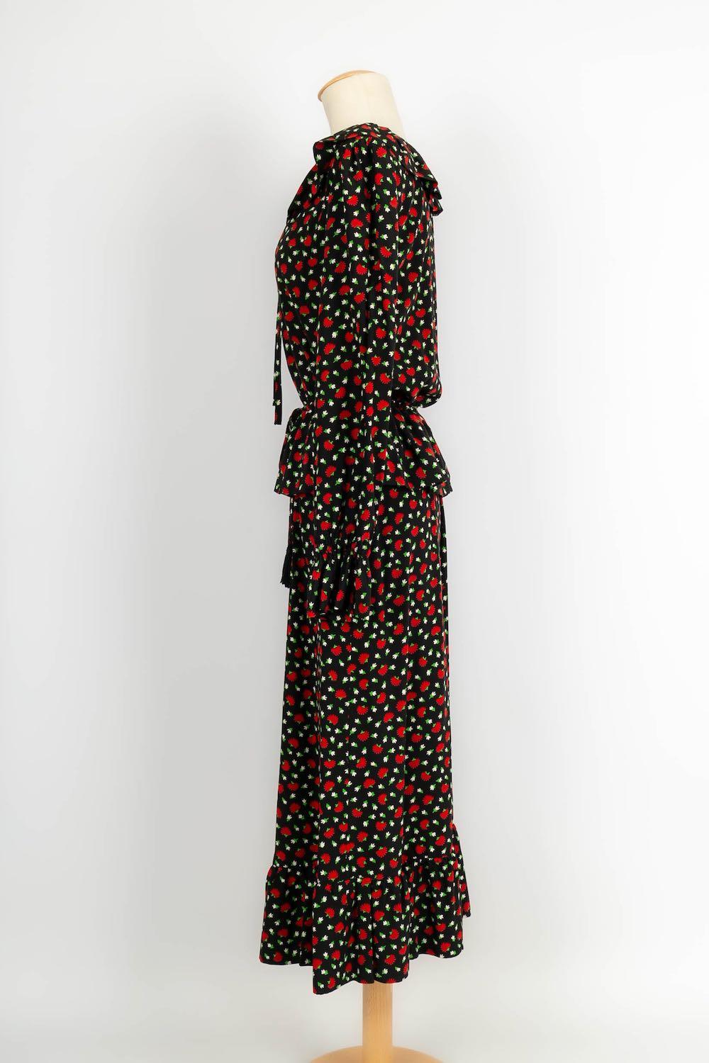 Yves Saint Laurent -(Made in France) Ensemble Haute Couture composé d'un chemisier et d'une jupe en soie noire imprimée de fleurs rouges. Pas de Label ou de composition de taille, il convient à un 36FR/38FR.

Informations complémentaires :