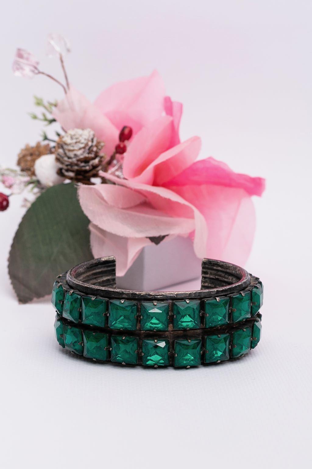 Bracelet Yves Saint Laurent Haute Couture avec strass verts (Attribué à) Excellent état - En vente à SAINT-OUEN-SUR-SEINE, FR