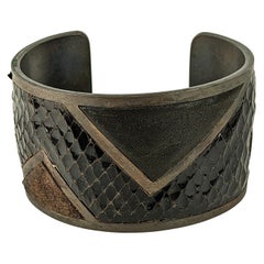 Manchette haute couture Yves Saint Laurent en bronze et peau exotique, 1980