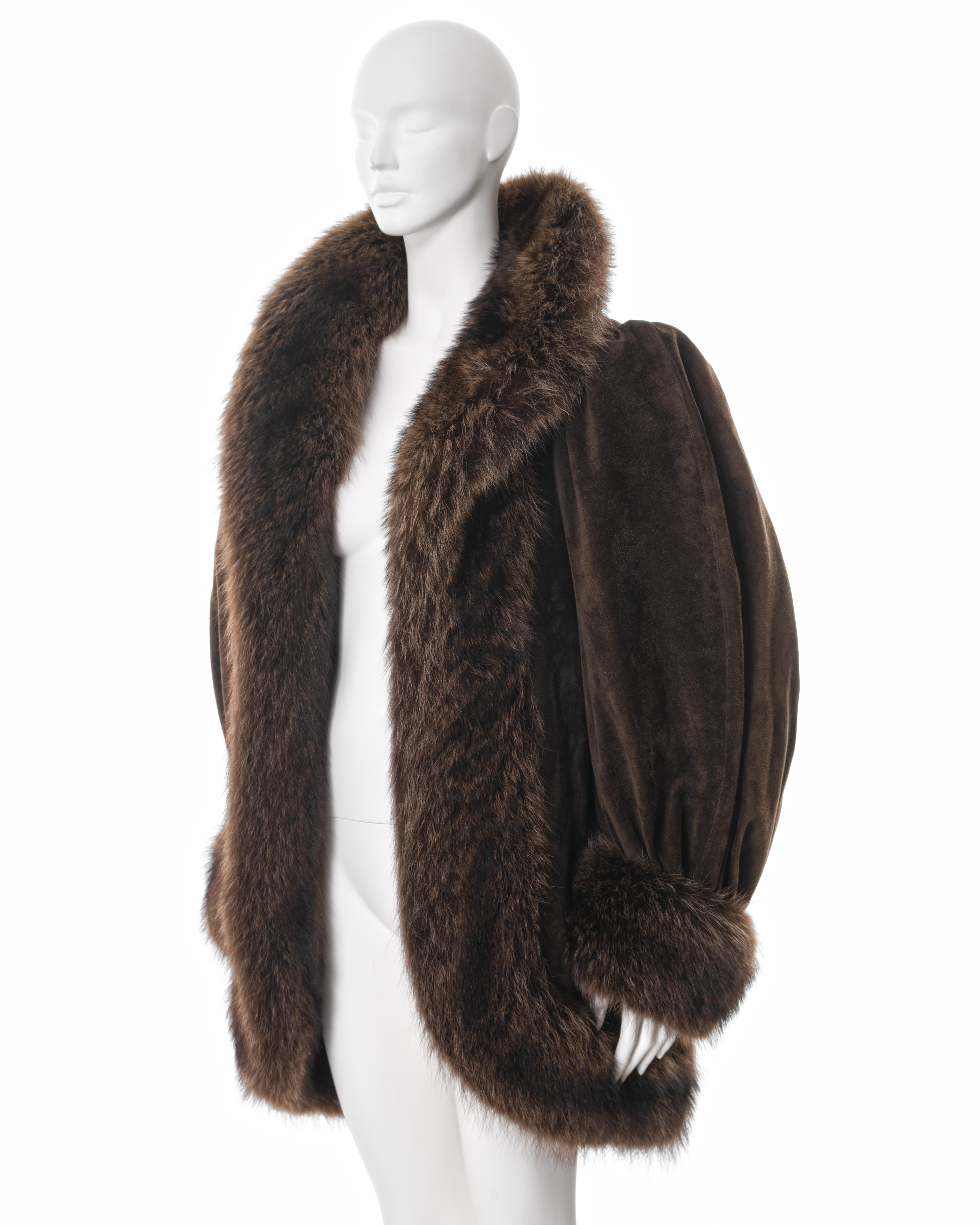 Manteau cocon en daim et fourrure marron, Yves Saint Laurent Haute Couture, fw 1983 en vente 6