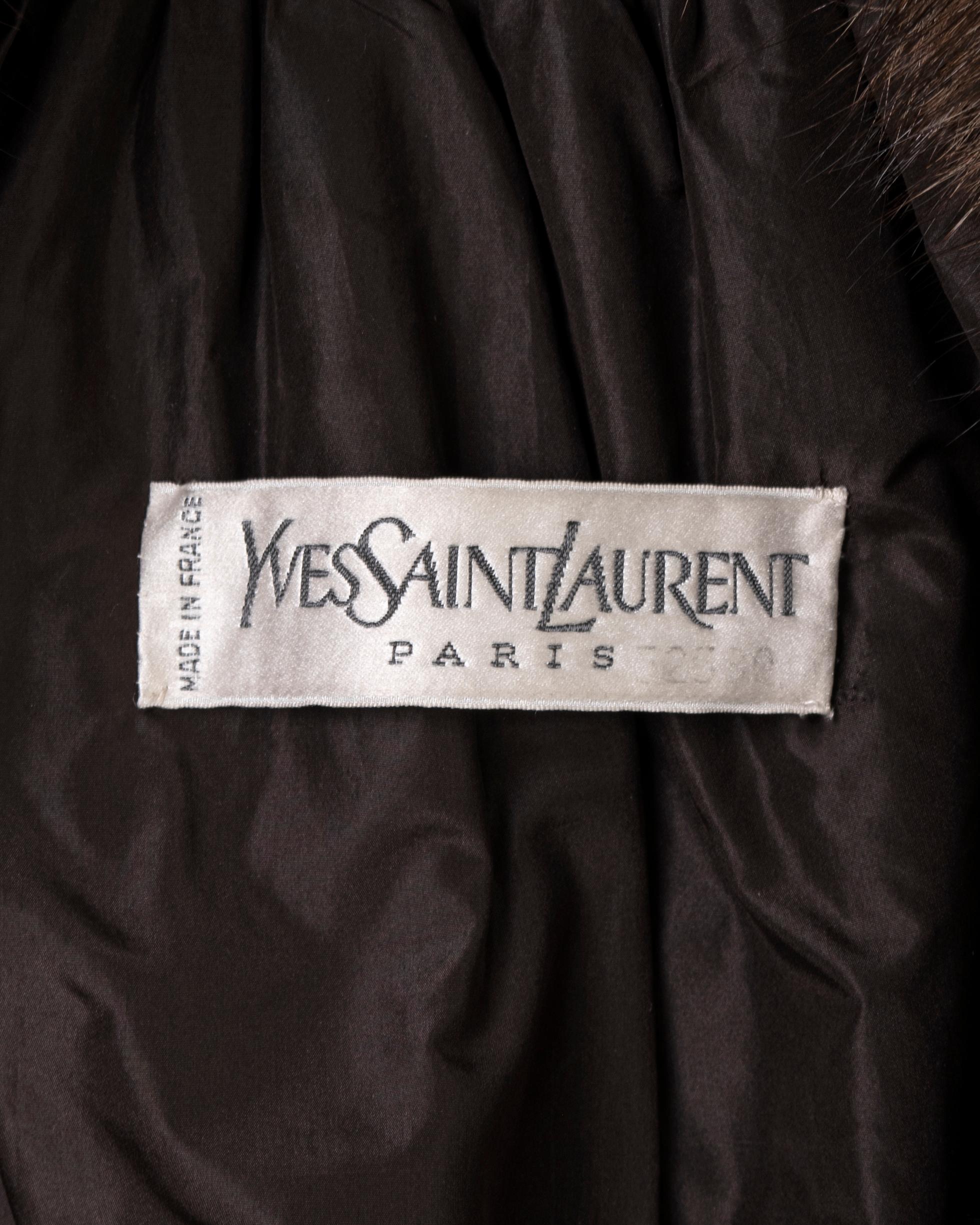 Manteau cocon en daim et fourrure marron, Yves Saint Laurent Haute Couture, fw 1983 en vente 7
