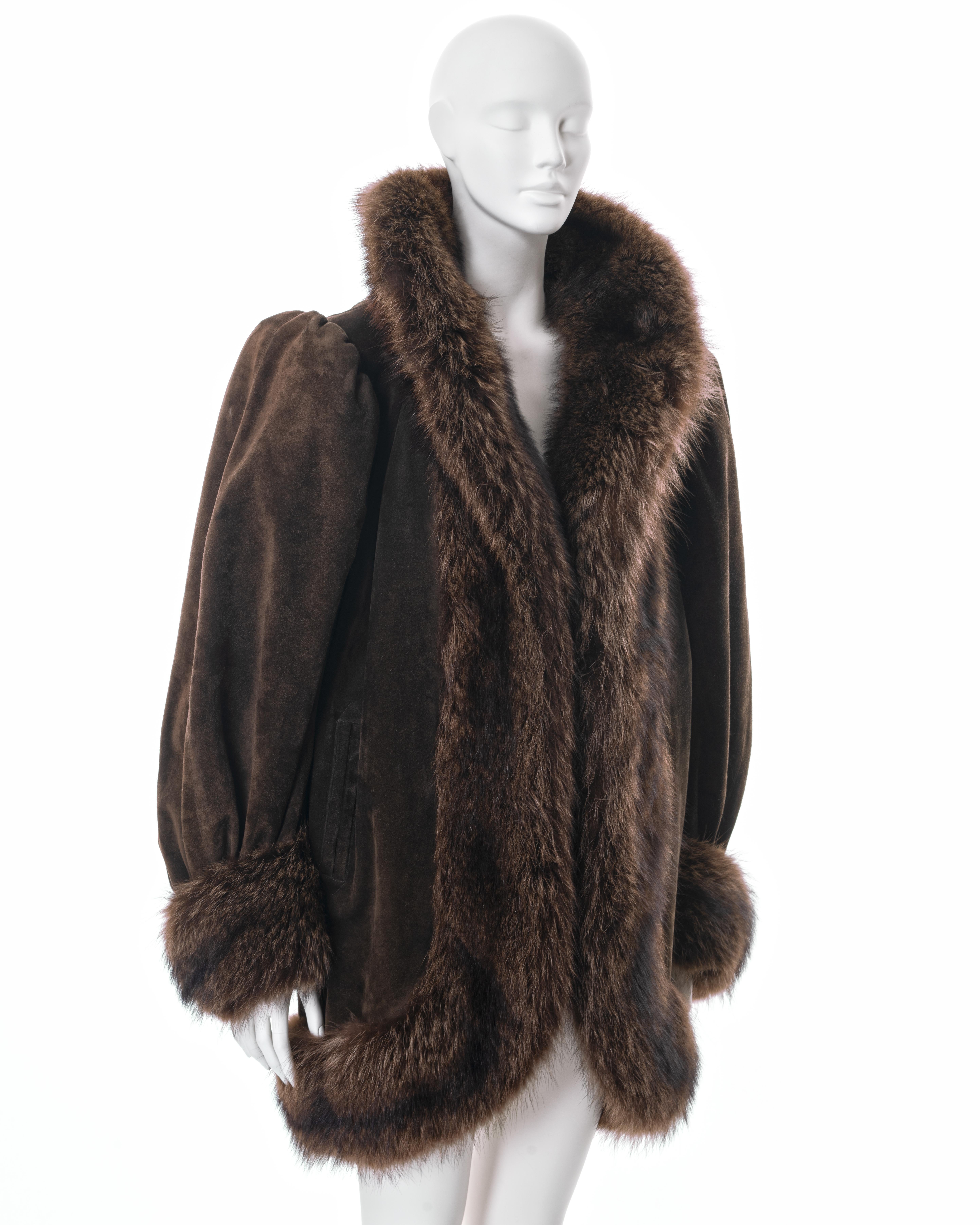 Manteau cocon en daim et fourrure marron, Yves Saint Laurent Haute Couture, fw 1983 Bon état - En vente à London, GB