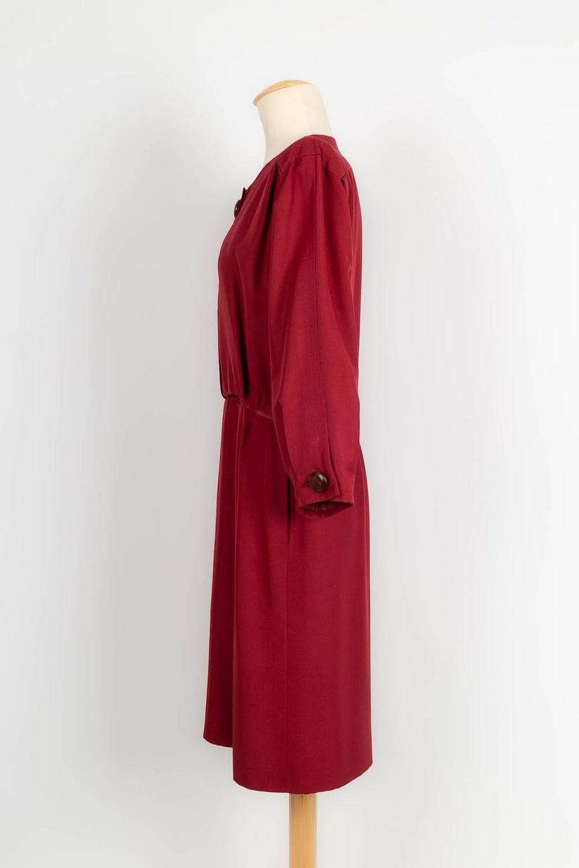 Yves Saint Laurent - (Made in France) Haute Couture dress in dark red wild silk. No size or composition label, it fits a 40FR.

Additional information: 
Dimensions: Shoulder width: 42 cm, Chest: 50 cm, Waist: 37 cm, Sleeve length: 52 cm, Length: 110