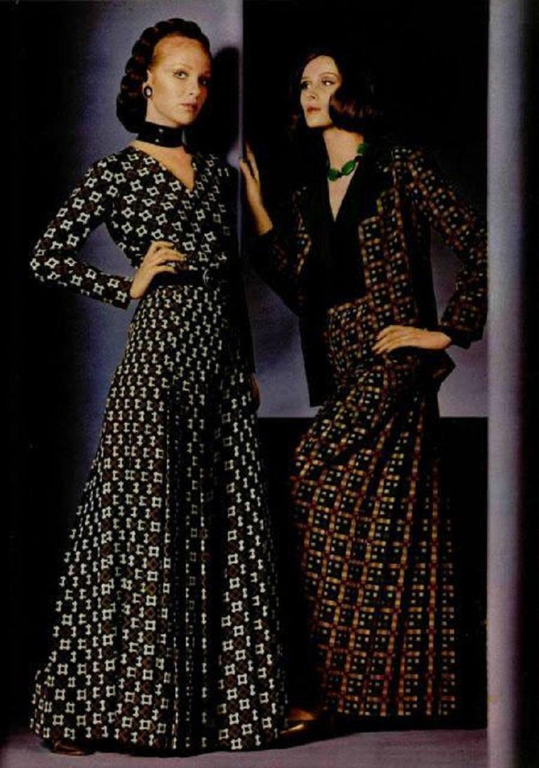 Yves Saint Laurent -(Made in France) Haute Couture Seidenkleid mit schwarzem Seidengürtel. Keine Größenangabe, es passt eine 36FR.
Collection Haute Couture 1969/70.

Zusätzliche Informationen: 
Abmessungen: Schulterbreite: 36 cm, Brustumfang: 44 cm,