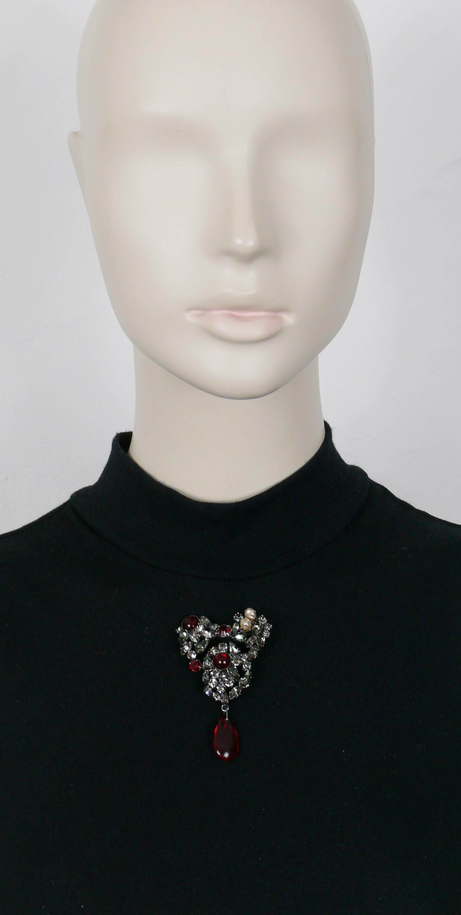 YVES SAINT LAURENT Haute Couture iconic gun patina tone heart brooch embellished with grey crystals, ruby color crystals and glass cabochons, faux pearls and a red glass drop.

Embossed YSL Haute Couture.

Indicative measurements : max. height
