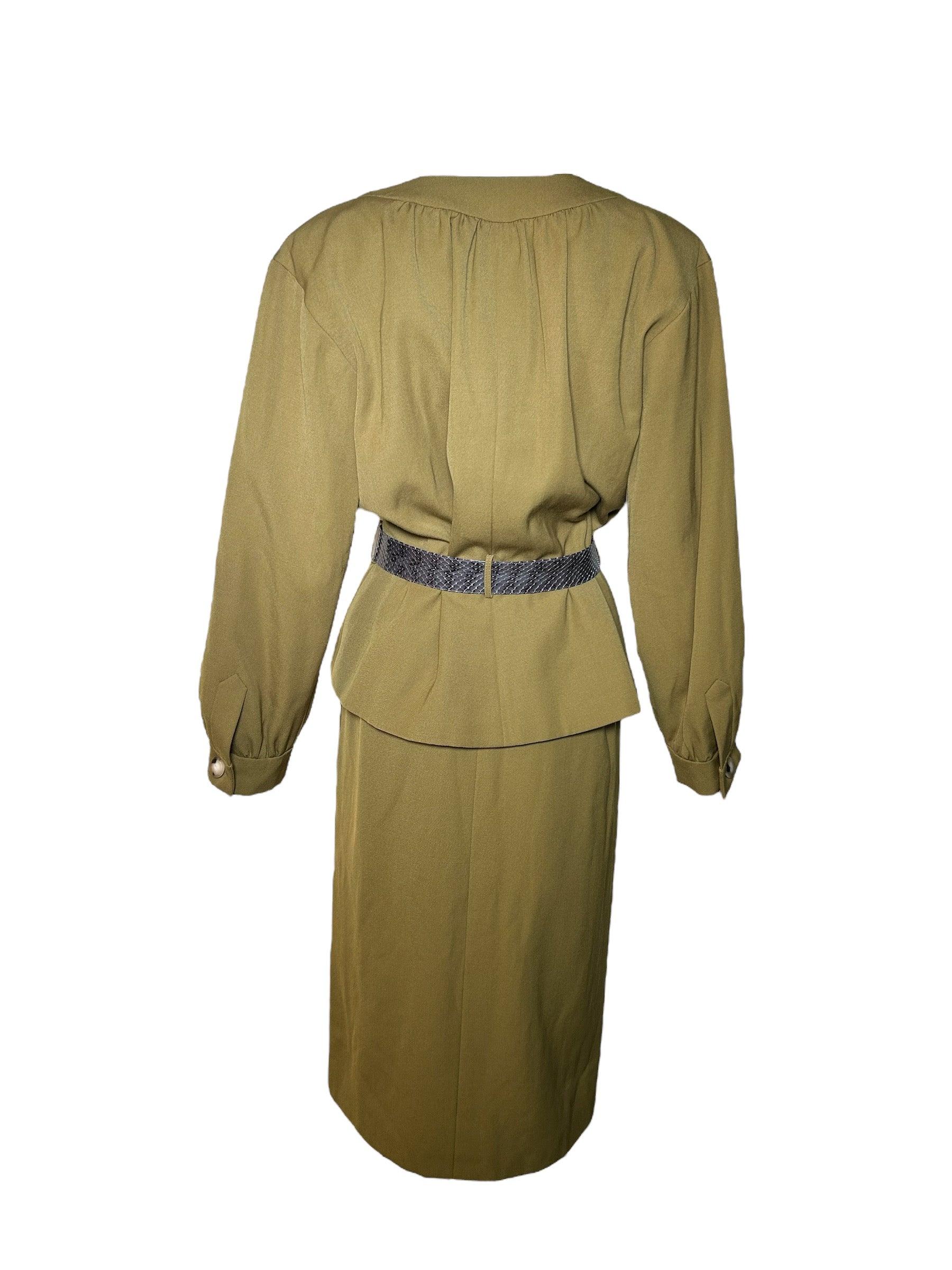 Yves Saint Laurent Anfang der 80er Jahre Haute Couture Ensemble in Khaki Grün. Dieses Couture-Outfit ist von der Safari-Kollektion inspiriert und hat eine taillierte Passform mit einem breiten Eidechsengürtel. Knöpfe aus Schildpatt. Rock mit zwei
