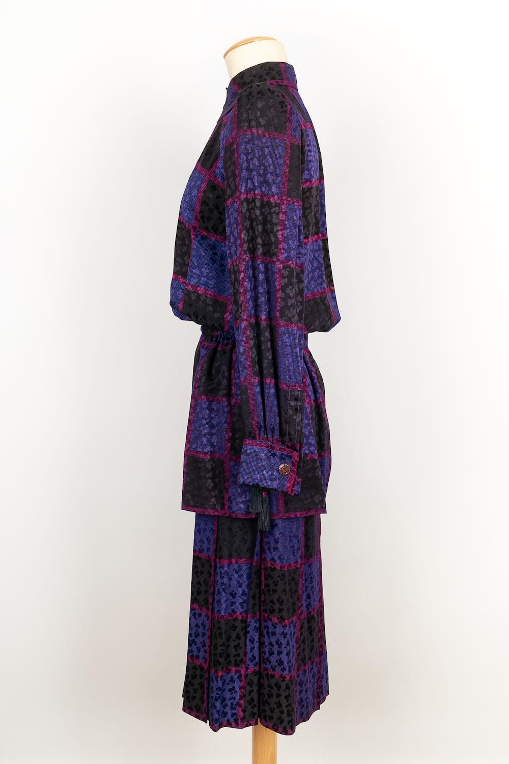 Yves Saint Laurent -(Made in France) Haute Couture Set bestehend aus einem Rock und einer Bluse in Mauvetönen. Keine Größenangabe, es passt eine 36FR.

Zusätzliche Informationen: 
Abmessungen: Hemd: Schulterbreite: 36 cm, Brustkorb: 50 cm, Taille: