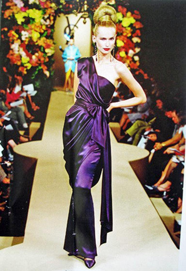 Donna Yves Saint Laurent Haute Couture: abito con drappeggio alla greca in passerella  1997-1998 in vendita