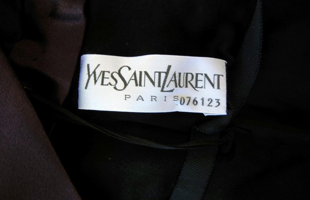 Yves Saint Laurent Haute Couture: abito con drappeggio alla greca in passerella  1997-1998 in vendita 1