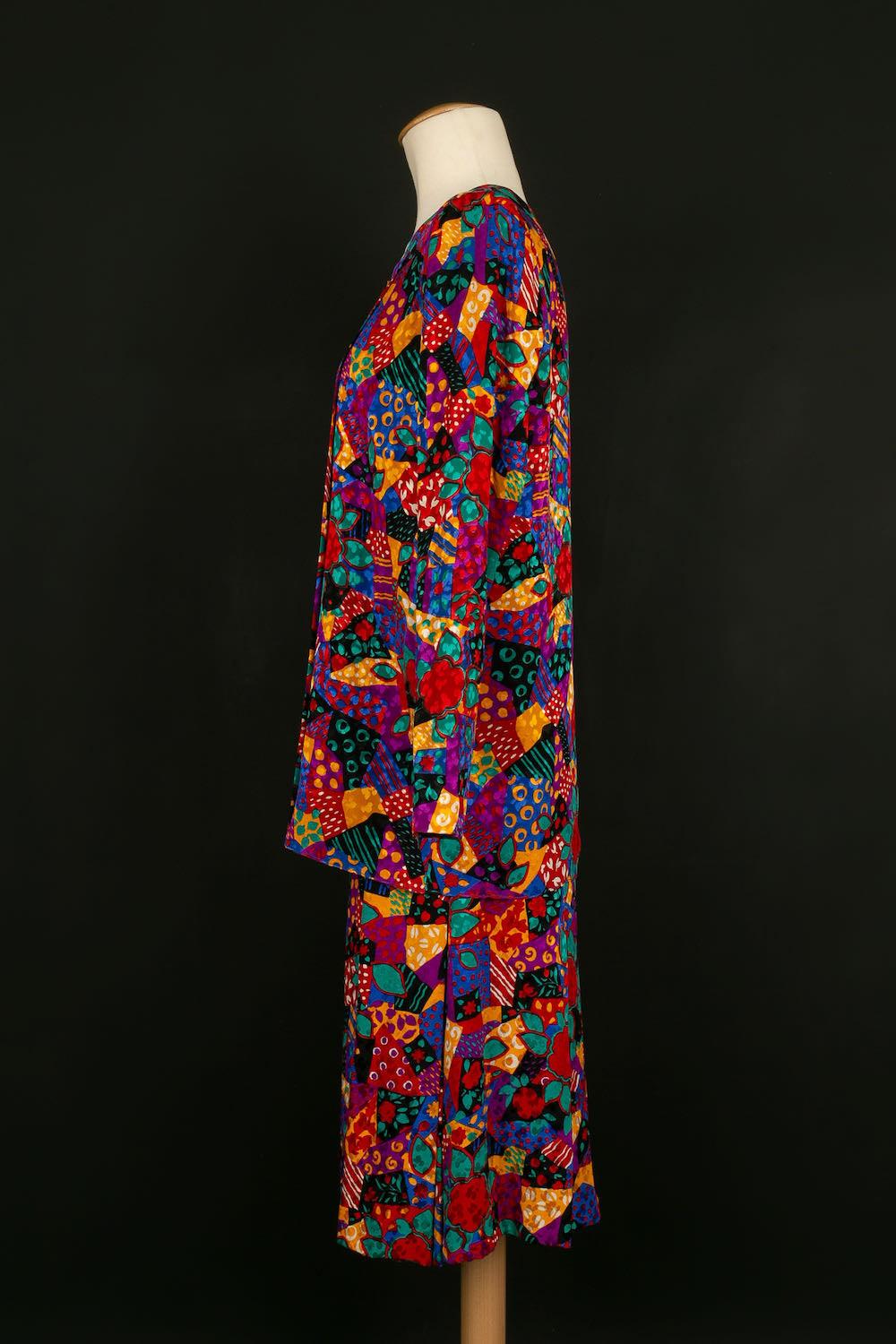 Yves Saint Laurent -(Made in France) Ensemble Haute Couture composé d'un corsage et d'une jupe en soie damassée. Circa 1985. Pas de Label de taille, il convient à un

Informations complémentaires : 
Dimensions : Haut : Largeur des épaules : 38 cm,