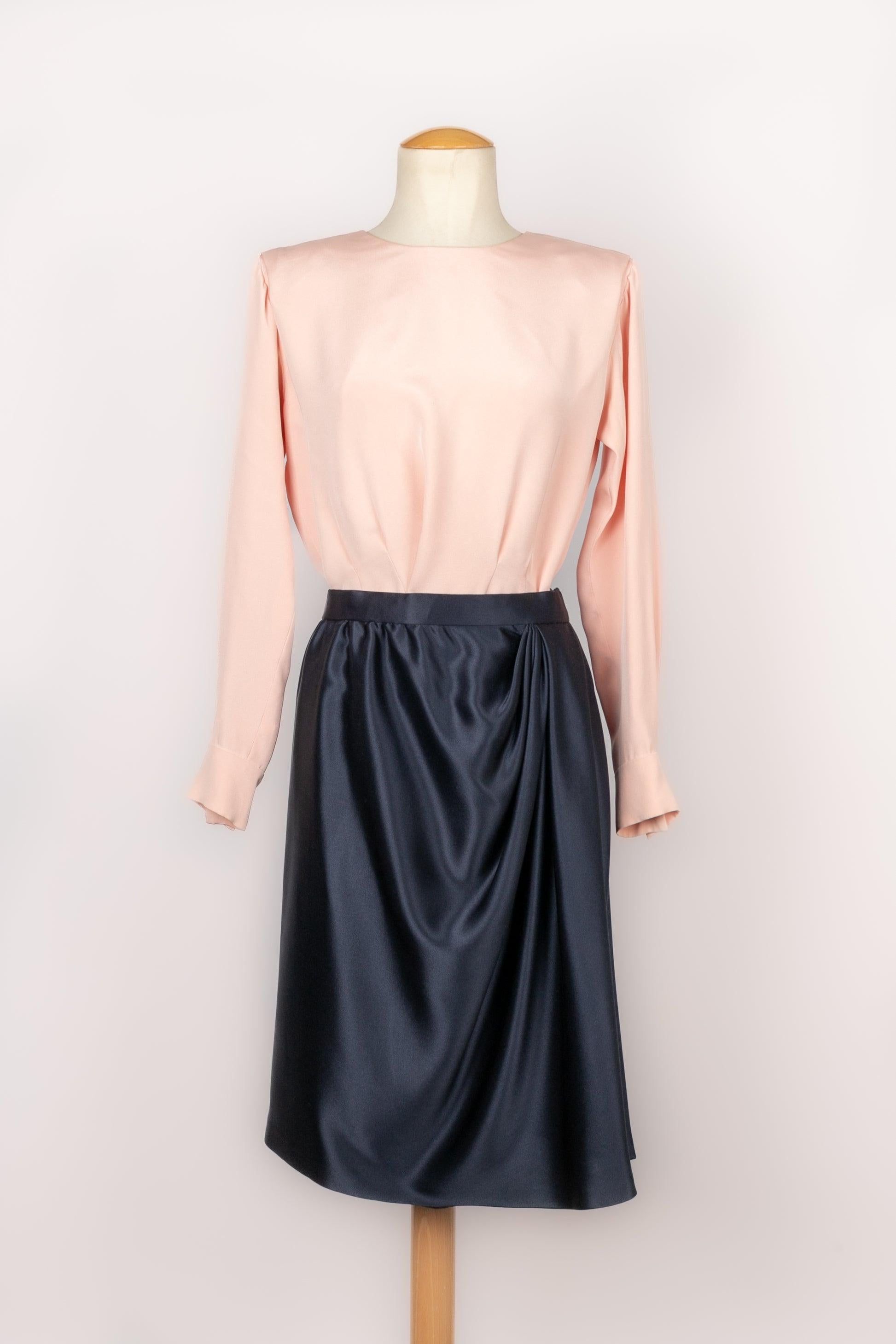Yves Saint Laurent - (Fabriqué en France) Ensemble Haute Couture composé d'une veste, d'une jupe, d'une ceinture et d'un top à manches longues. Aucune taille n'est indiquée, il convient à un 34FR/36FR. Pour être mentionnés, quelques fils sont