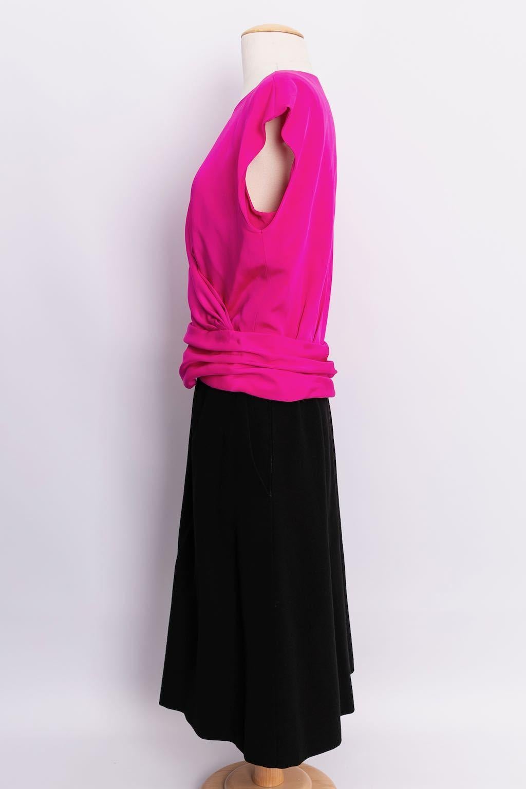 Yves Saint Laurent Haute Couture (Made in France)Set composto da un top in seta e una gonna in crepe di lana nera. Senza composizione o cartellino della taglia, veste una taglia 38FR. Nastro N°67200.

Informazioni aggiuntive: 
Dimensioni: Top: