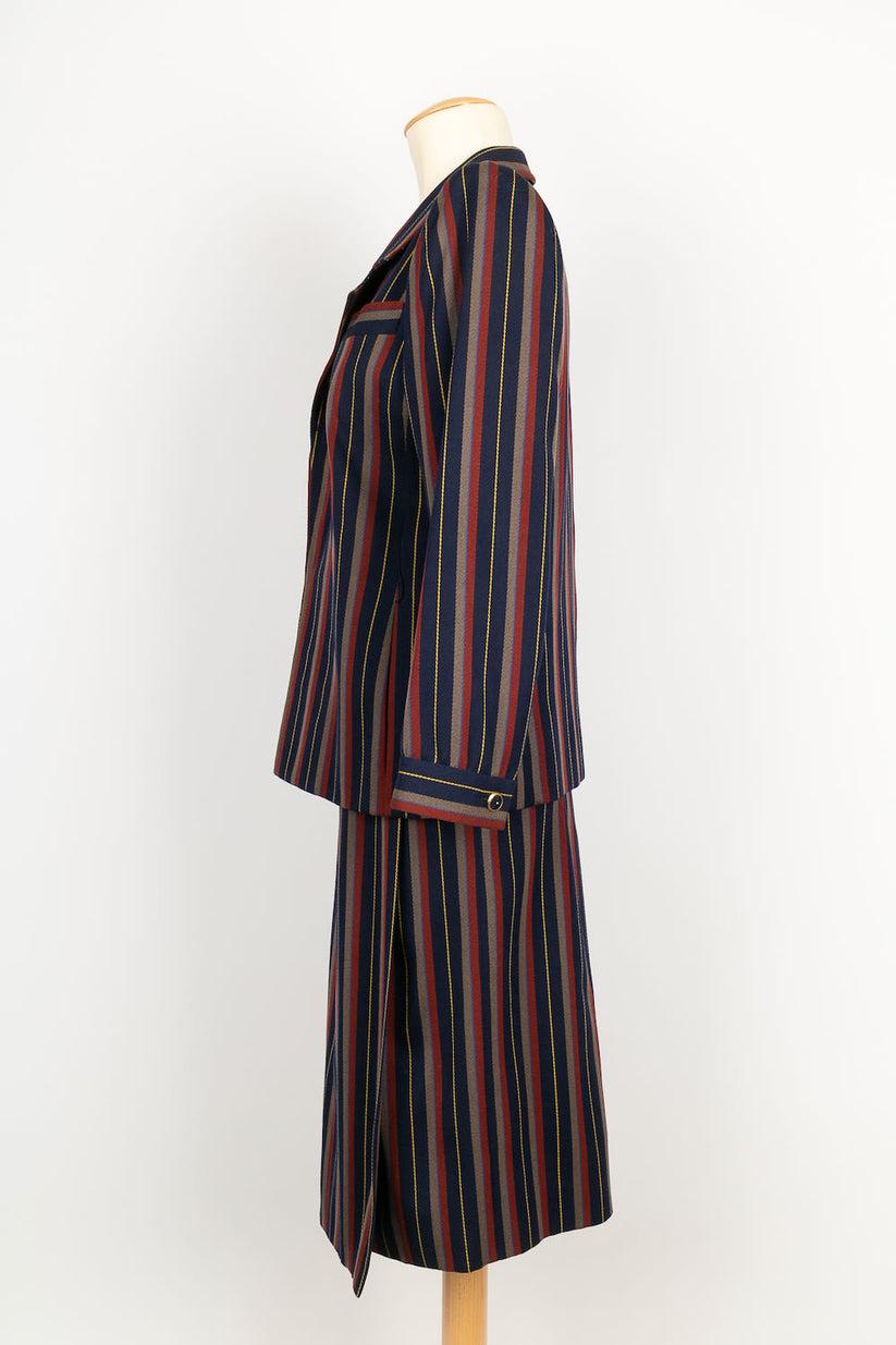 Yves Saint Laurent -(Made in France) Haute Couture suit composed of a skirt and a striped wool jacket. No size indicated, it corresponds to a 36FR.

Additional information: 
Dimensions: Jacket: Shoulder width: 37 cm, Chest: 46 cm, Sleeve length: 59
