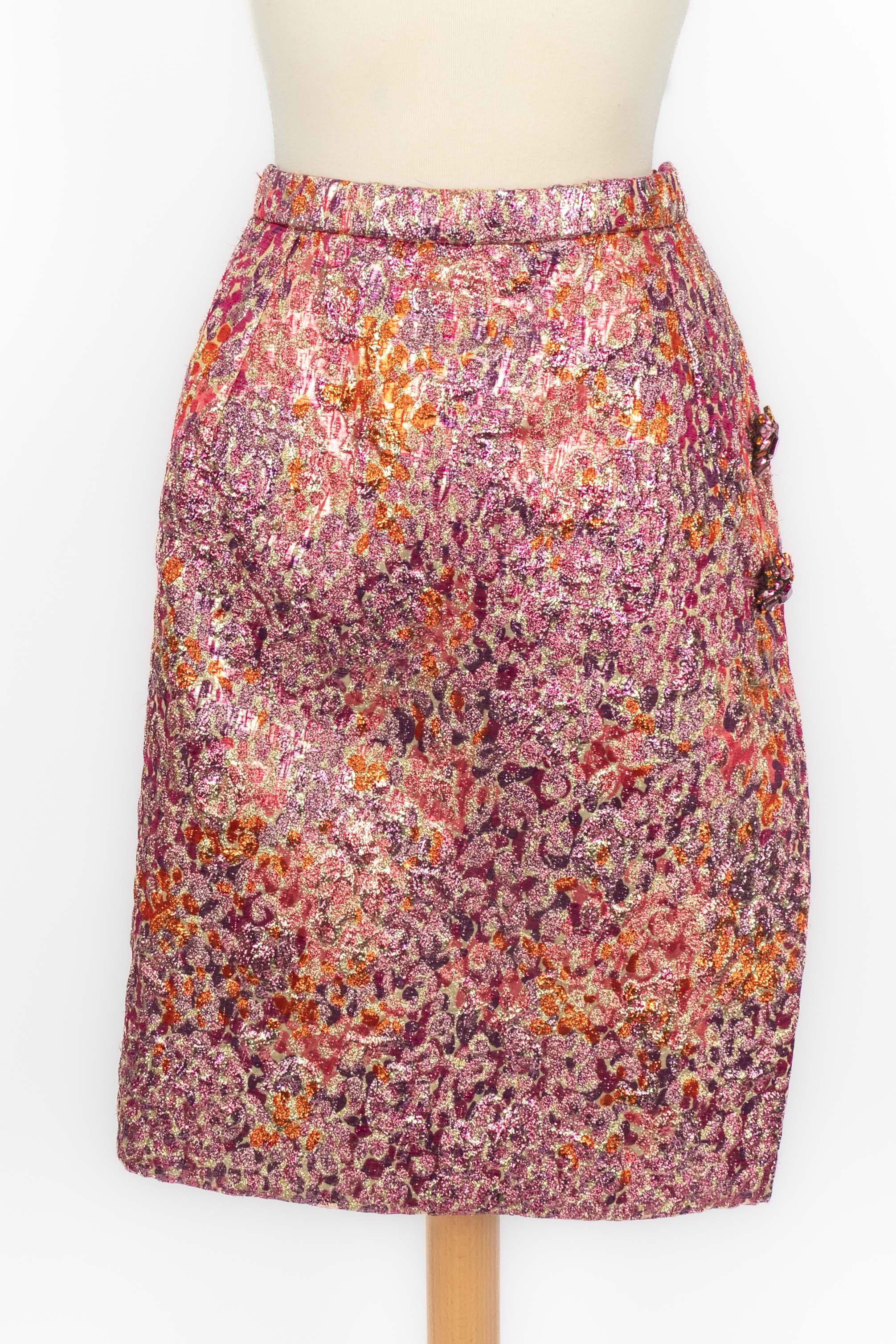 Yves Saint Laurent - (Made in France) Set composto da giacca e gonna in lamé rosa e camicetta in chiffon di seta rosa. Mancano le etichette della taglia e della composizione; veste una taglia 36FR.

Condizioni:
Ottime condizioni

Misure:
Giacca: