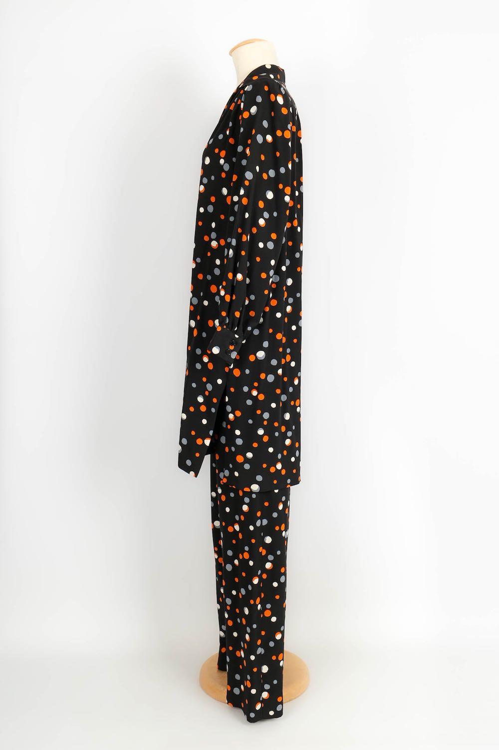 Yves Saint Laurent - (Fabriqué en France) Ensemble Haute Couture composé d'une tunique et d'un pantalon en soie. Pas de taille indiquée, il correspond à un 34FR/36FR.

Informations complémentaires : 
Dimensions : Tunique : Largeur des épaules : 38