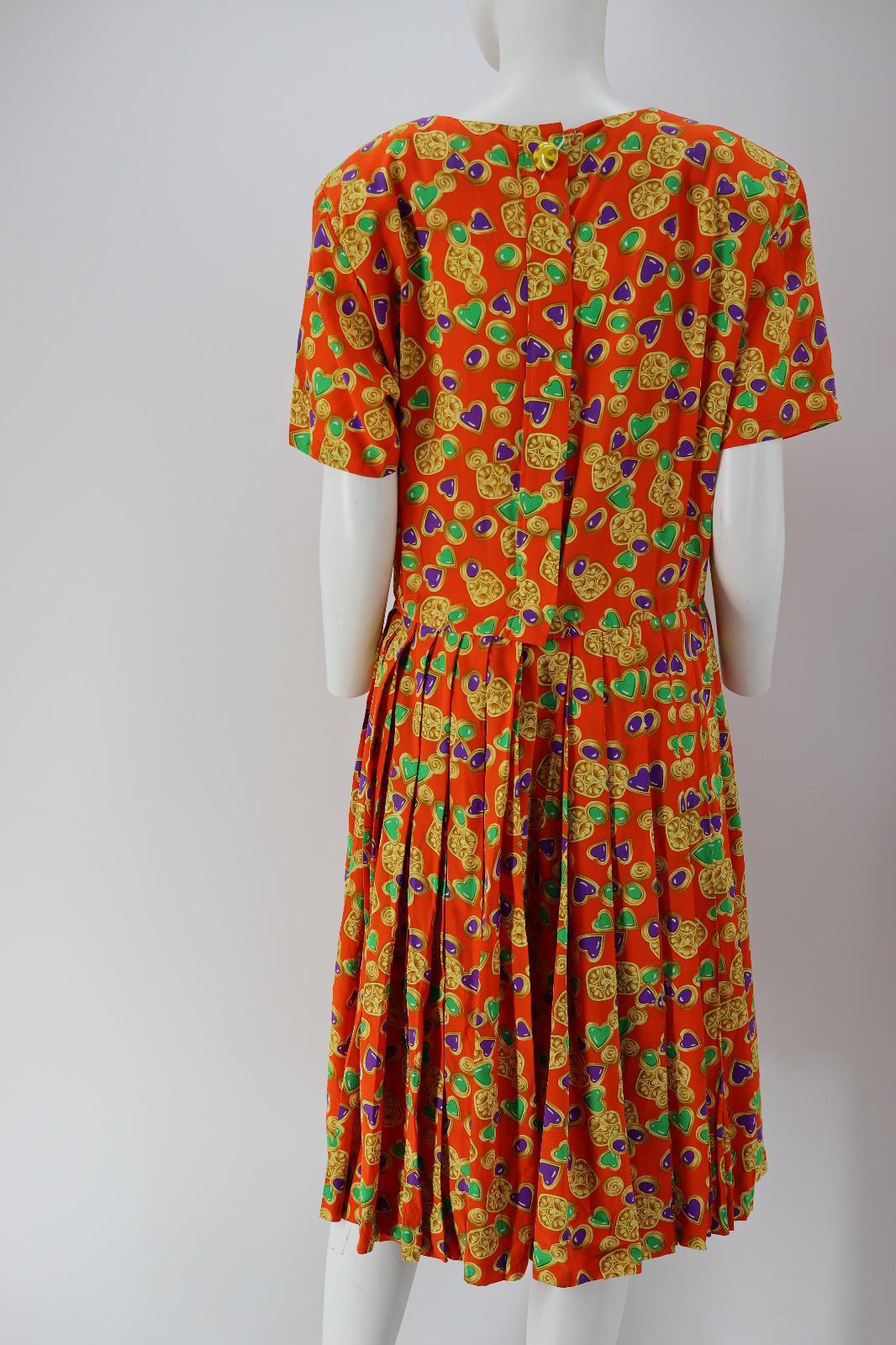 Yves Saint Laurent Heart And Jewelry Design Dress


- V-neck short sleeve dress
- Orange, yellow, purple and green colours
- Pleated effect at the bottom of the dress
- Heart and jewel pattern

Shoulders: 40 cm
Length: 100,9 cm

Shipping costs