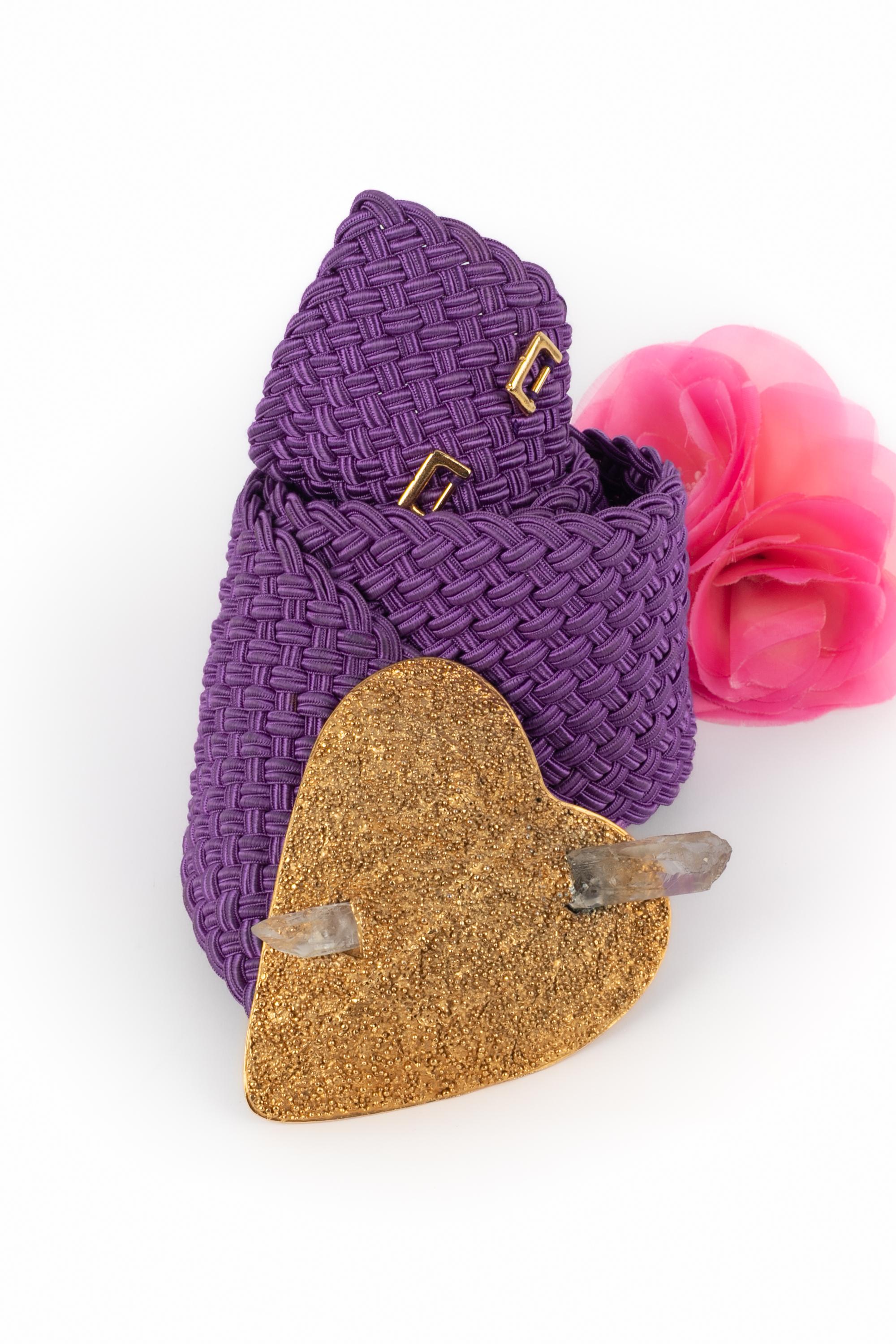 Yves SAINT LAURENT - (Fabriqué en France) Large ceinture à bordures violettes avec une boucle en métal doré ornée d'un cœur en cristal de roche. Non signé.

Condit :
Très bon état.

Dimensions :
Longueur : 72 cm - Largeur : 8,5 cm

SKU:ACC165