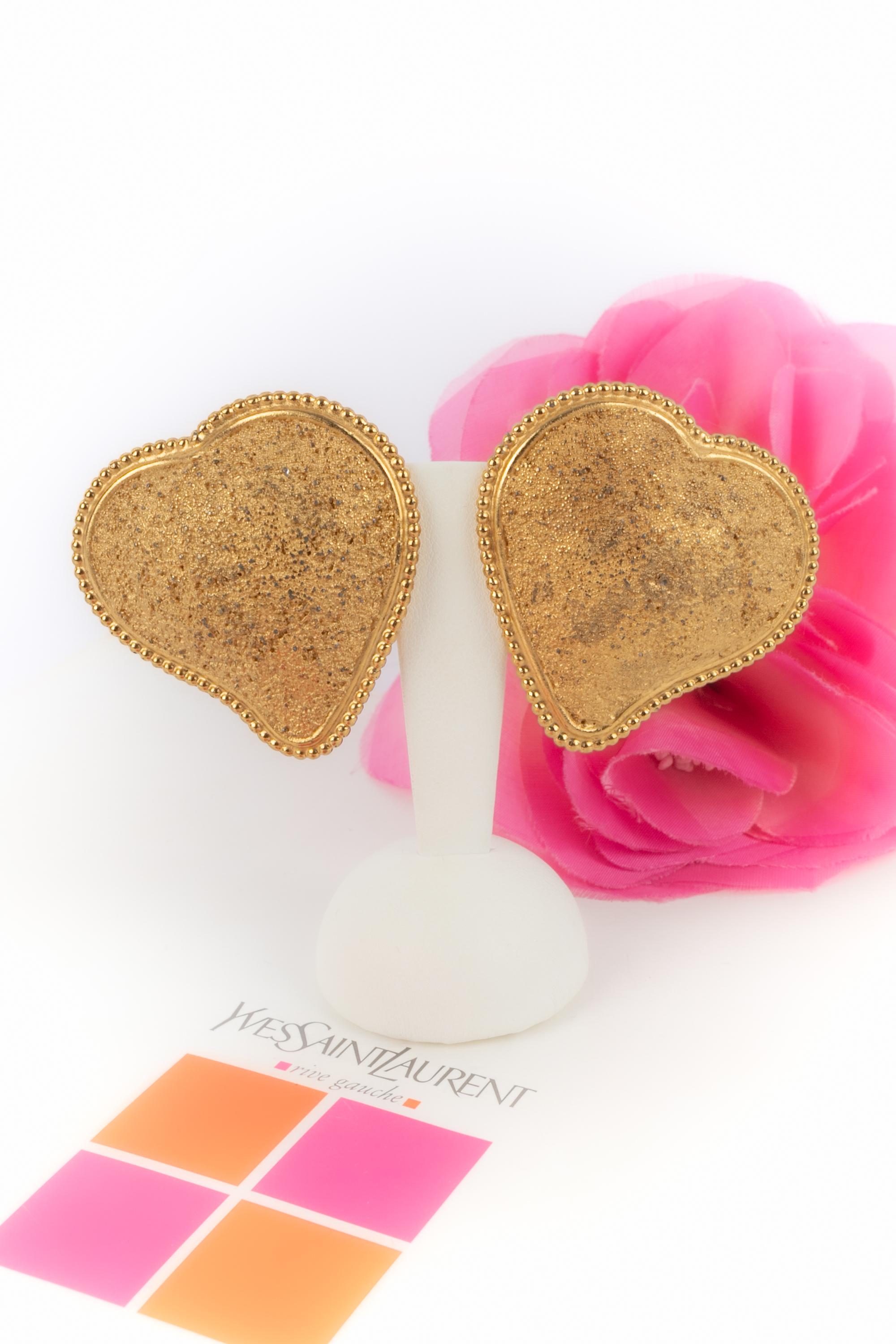 Yves Saint Laurent - (Made in France) Orecchini a cuore in metallo dorato. Una collezione del 1980 circa sotto la direzione artistica di Yves Saint Laurent.

Condizioni:
Ottime condizioni

Dimensioni:
Altezza: 5.7 cm

SKU:BO143


