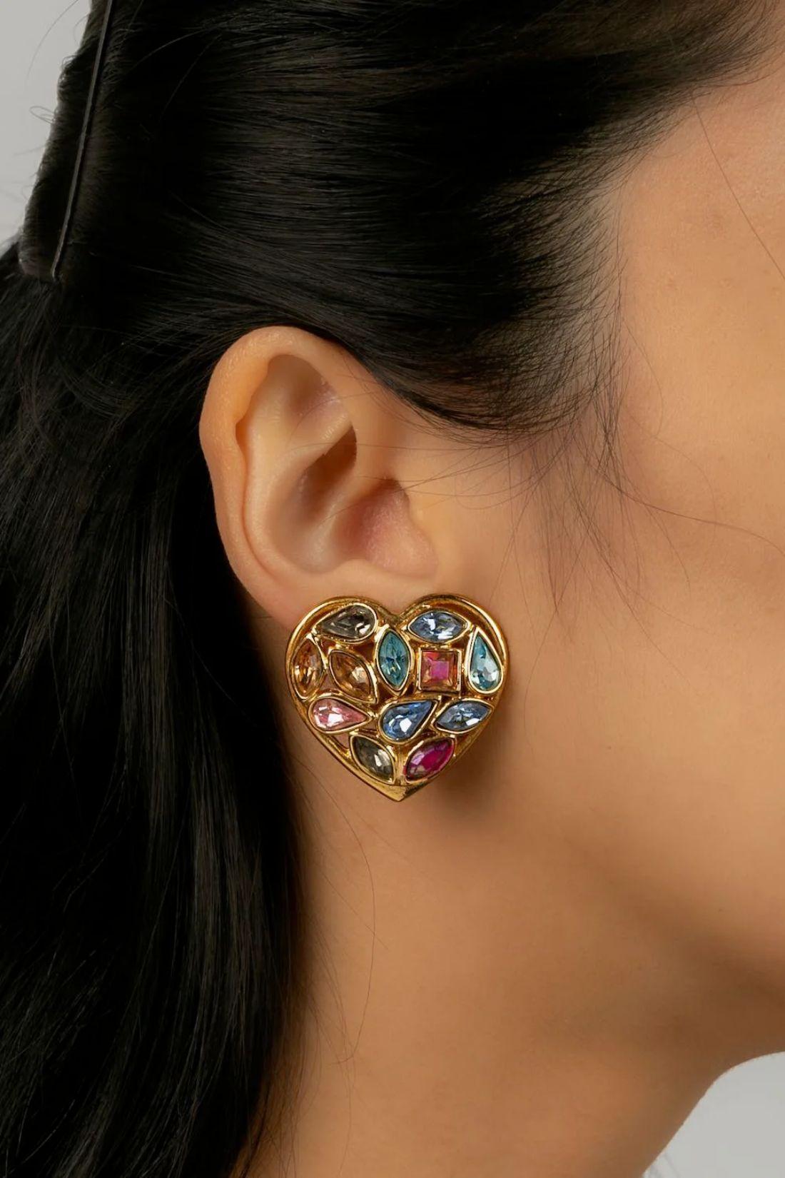 Yves Saint Laurent - (Made in France) Gold metal openwork earrings with blue and pink rhinestones.

Additional information:

Dimensions: 
3 cm

Condition: 
Very good condition

Seller Ref number: BO18