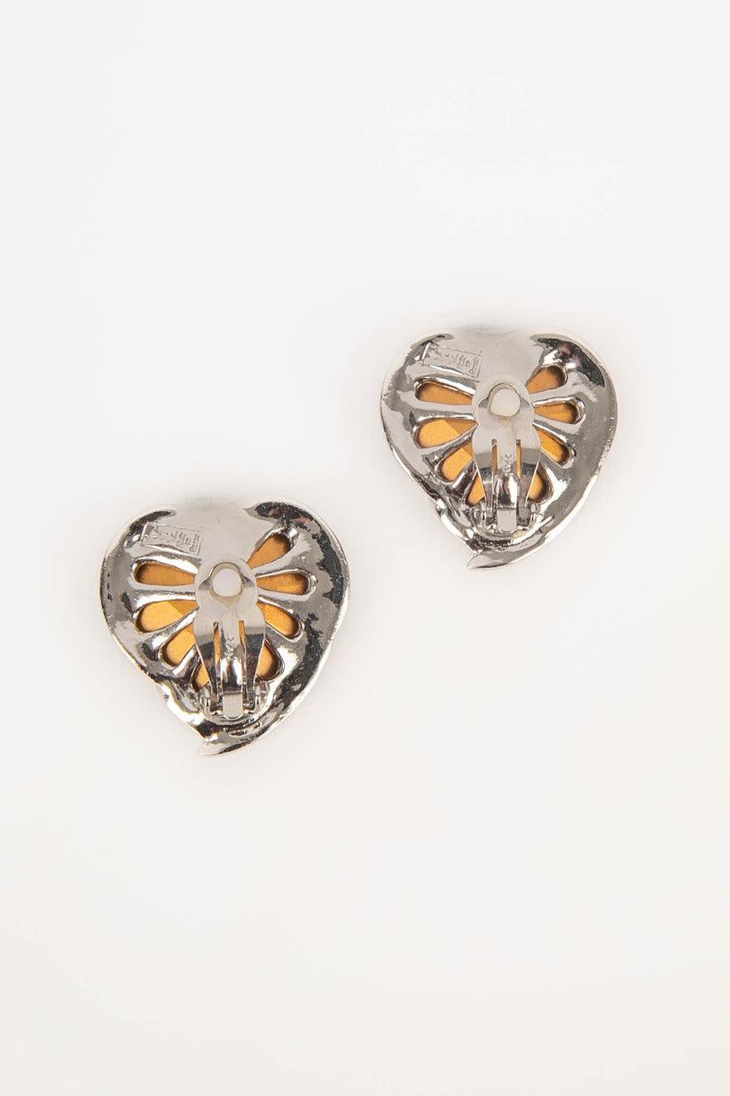 Yves Saint Laurent - (Made in France) Orecchini a clip in metallo argentato con strass e forma di cuore.

Informazioni aggiuntive:
Condizioni: Ottime condizioni
Dimensioni: 3,8 cm x 3,8 cm

Riferimento del venditore: BO286