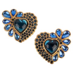 Orecchini a cuore con strass blu di Yves Saint Laurent