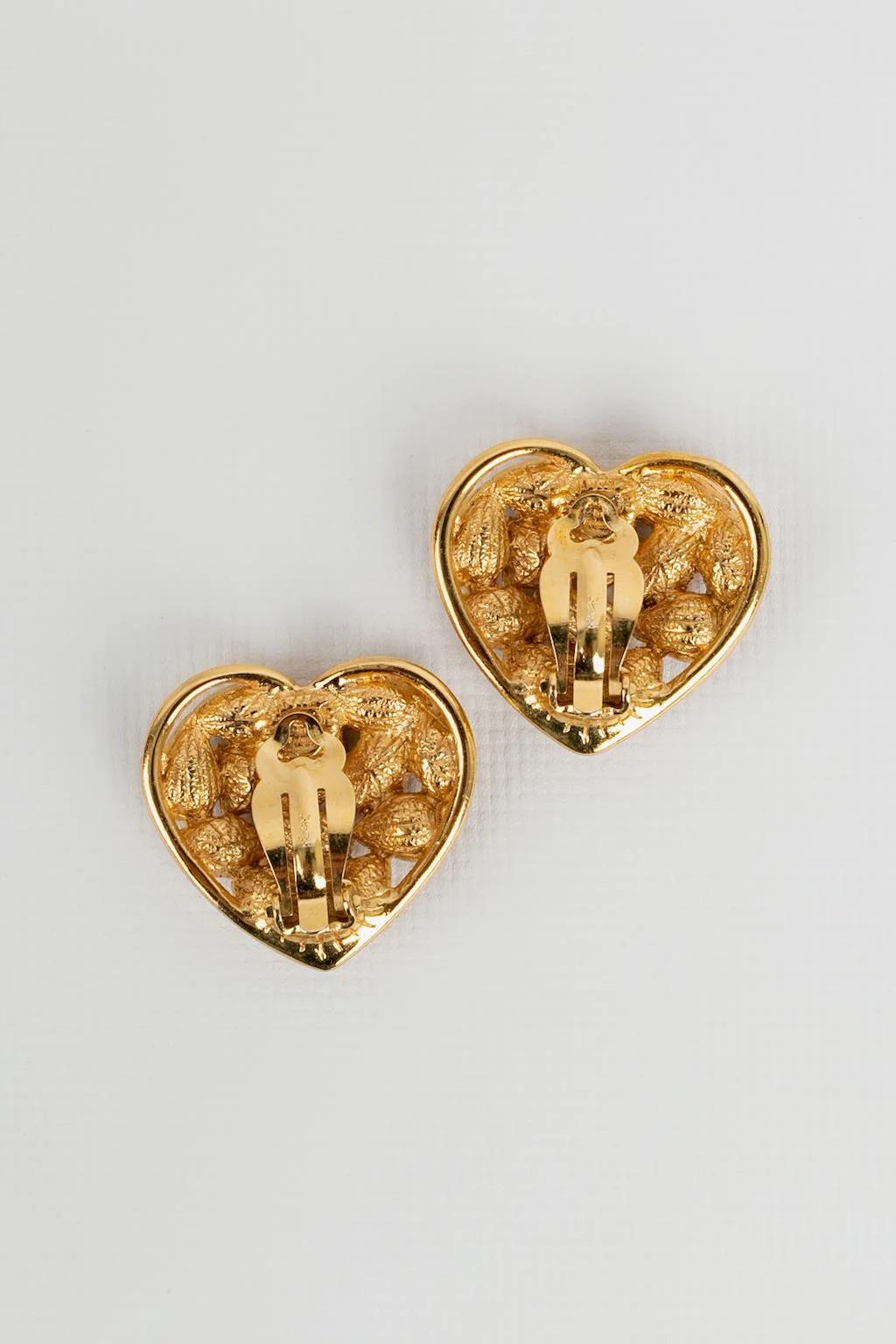 Yves Saint Laurent - (Made in France) Gold-plated clip earrings featuring a heart paved with rhinestones.

Additional information:
Dimensions: 3 W x 3.2 cm
Condition: Very good condition
Seller Ref number: BO19