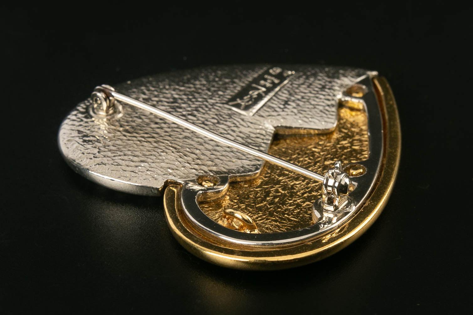 Yves Saint Laurent Herzförmige Brosche/Anhänger in Gold und Silber in Silber, Metall, gepolstert Damen im Angebot