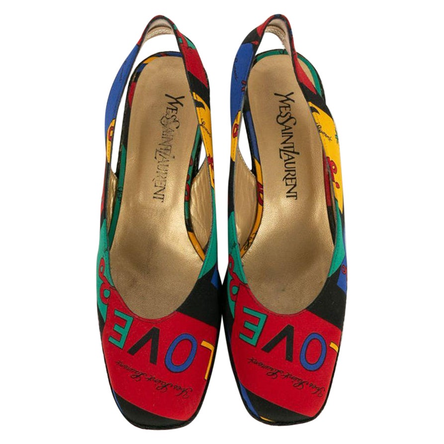 Yves Saint Laurent Sandalen mit Absatz aus bedruckter Baumwolle und goldenem Leder mit Absatz, Größe 36 im Angebot