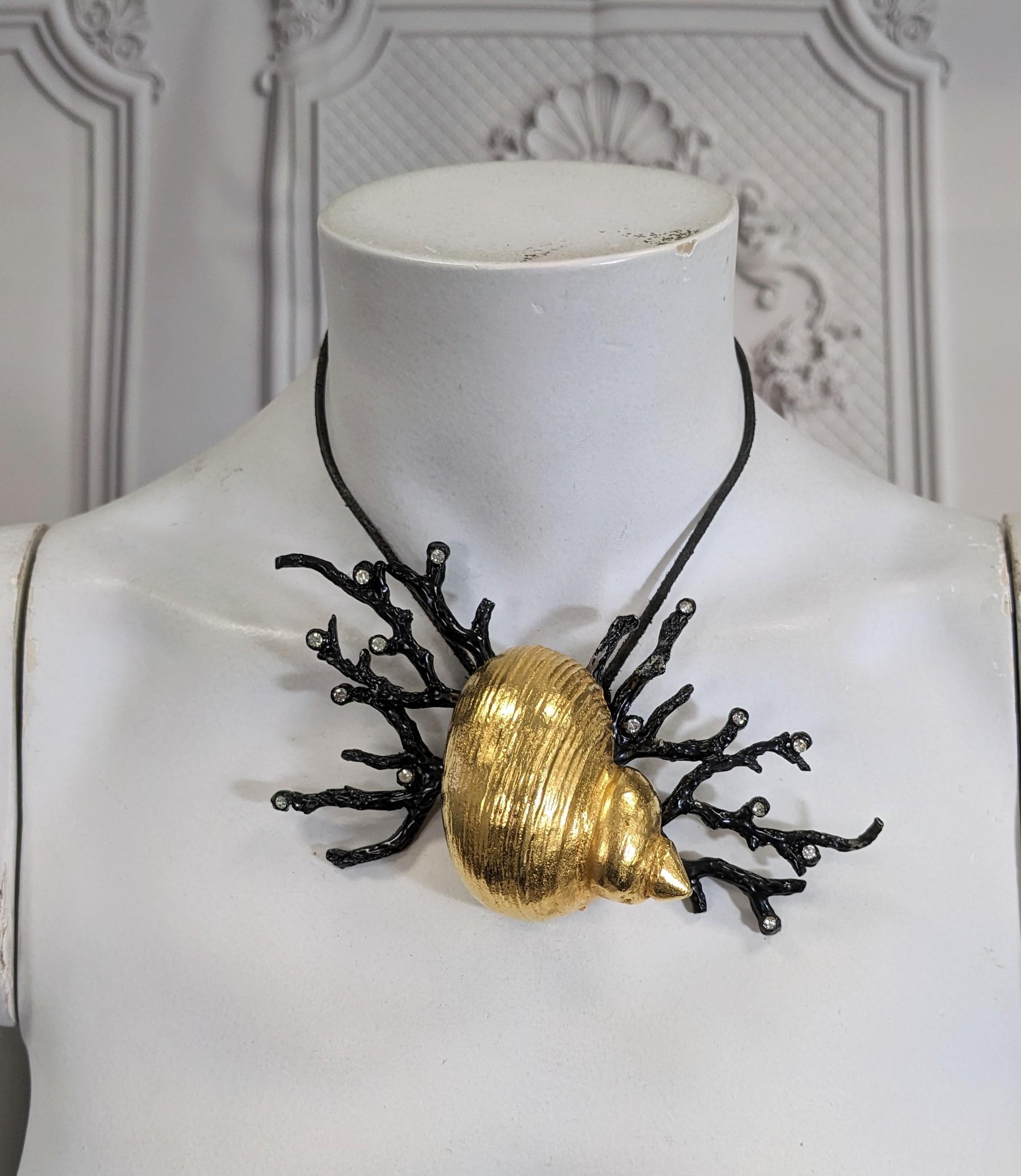Ciondolo con conchiglia di corallo iconica di Yves Saint Laurent, Maison Goossens for Yves Saint Laurent in vendita 8