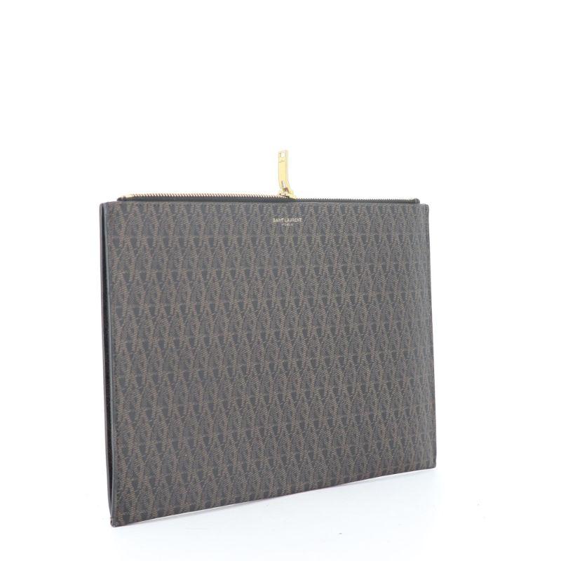 Yves Saint Laurent iPad-Tasche

Sehr guter Zustand zeigt fast keine Gebrauchsspuren
Beschichtetes Segeltuch und Futter aus ottomanem Segeltuch, goldfarbene Beschläge
Verpackung: Opulence Vintage Staubbeutel und Box

Zusätzliche
