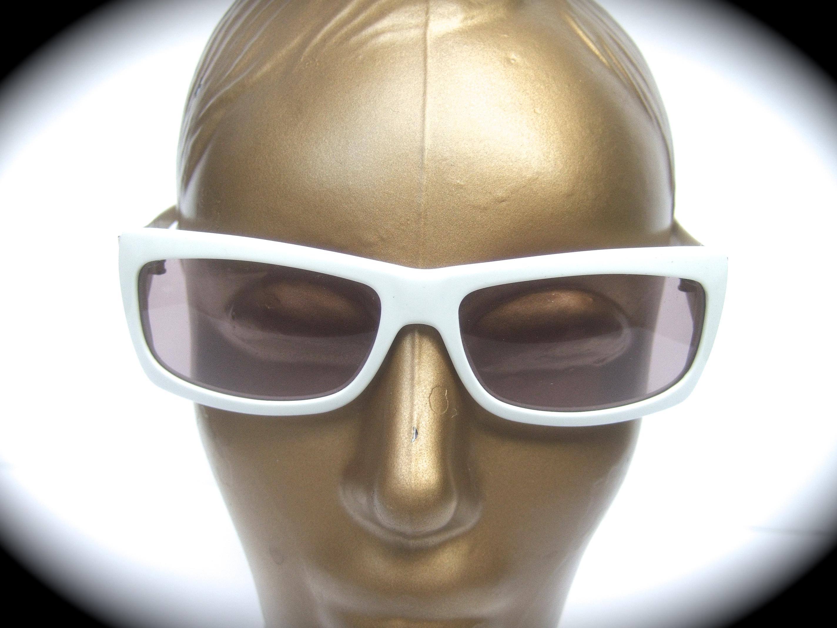 Yves Saint Laurent Chic Italian white plastic frame sunglasses in Y.S.L. case c 1990s
The stylish Italian sunglasses are designed with tinted plastic lenses
Both sides of the white plastic frames are adorned with Saint Laurent's 
iconic Y.S.L.