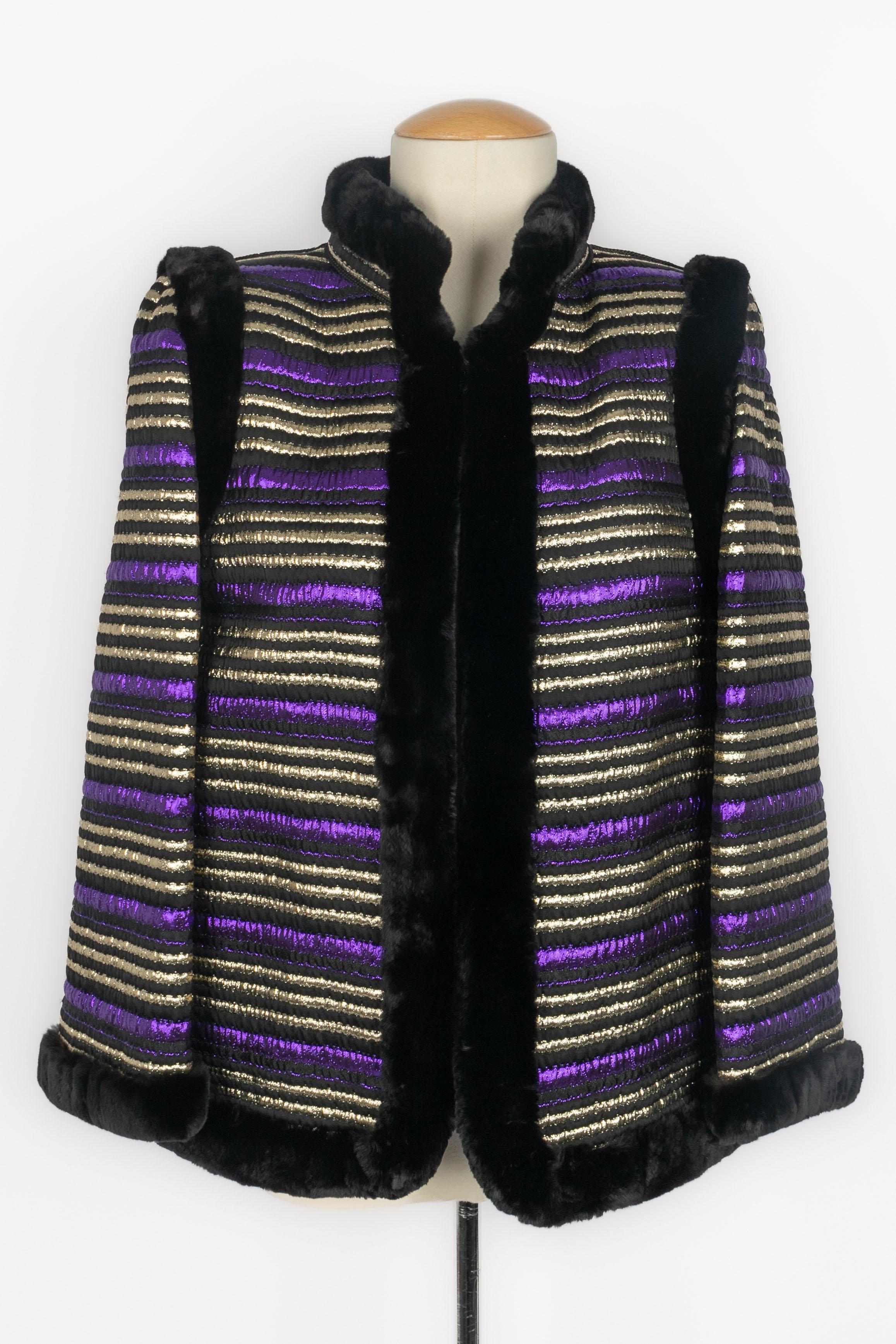Yves Saint Laurent - (Made in France) Giacca da sera in tela lurex nera con dettagli dorati e viola. Fodera in seta. Mancano le etichette della composizione e della taglia, veste una 36FR. Collezione Haute Couture Autunno-Inverno
