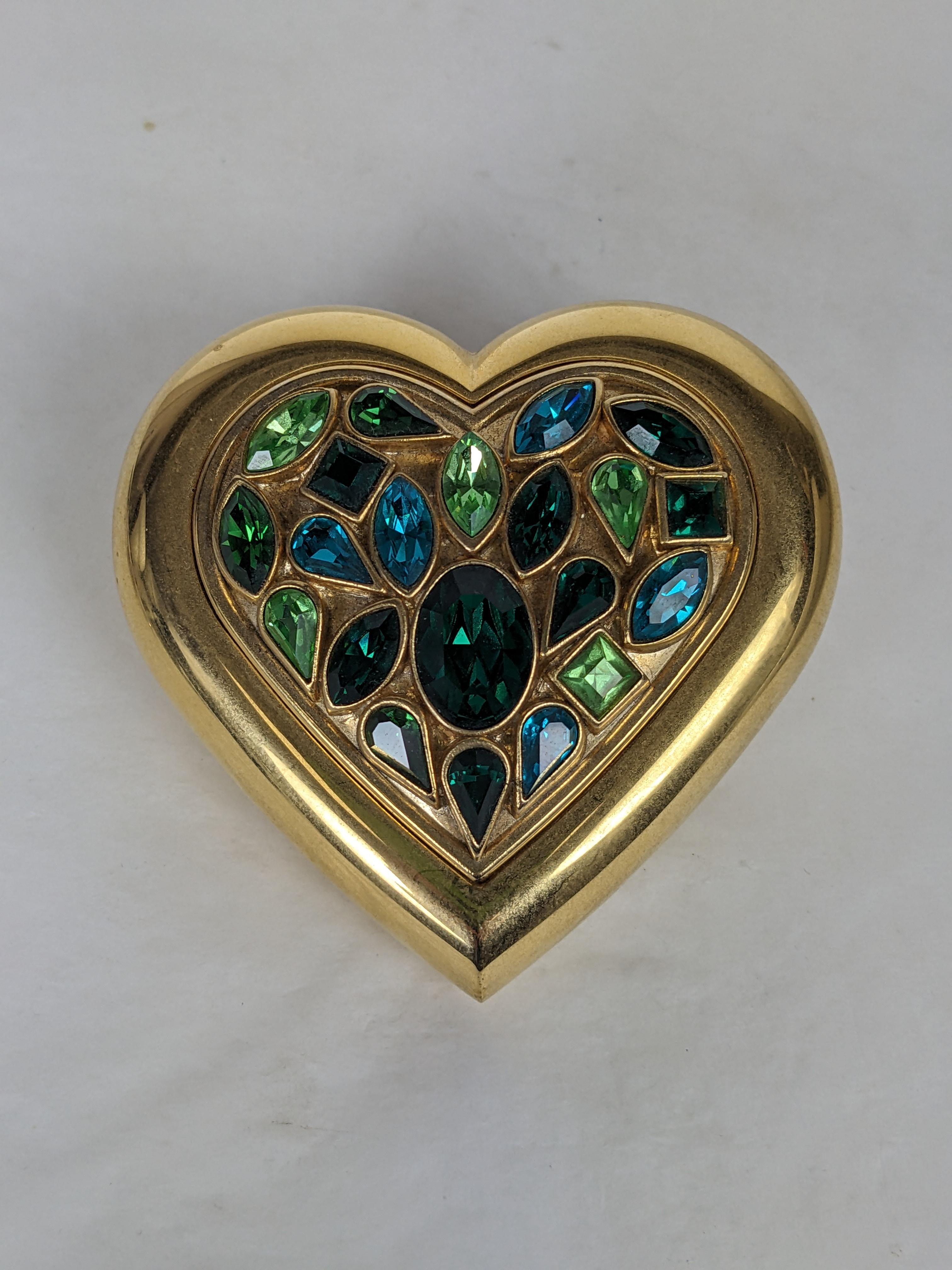 Yves Saint Laurent Heart Compact degli anni '90 con paste Jewell nei toni del verde acqua. Costruzione di alta qualità realizzata da Maison Goossens per YSL. Sembra inutilizzato.
Francia, anni '90. 2.75