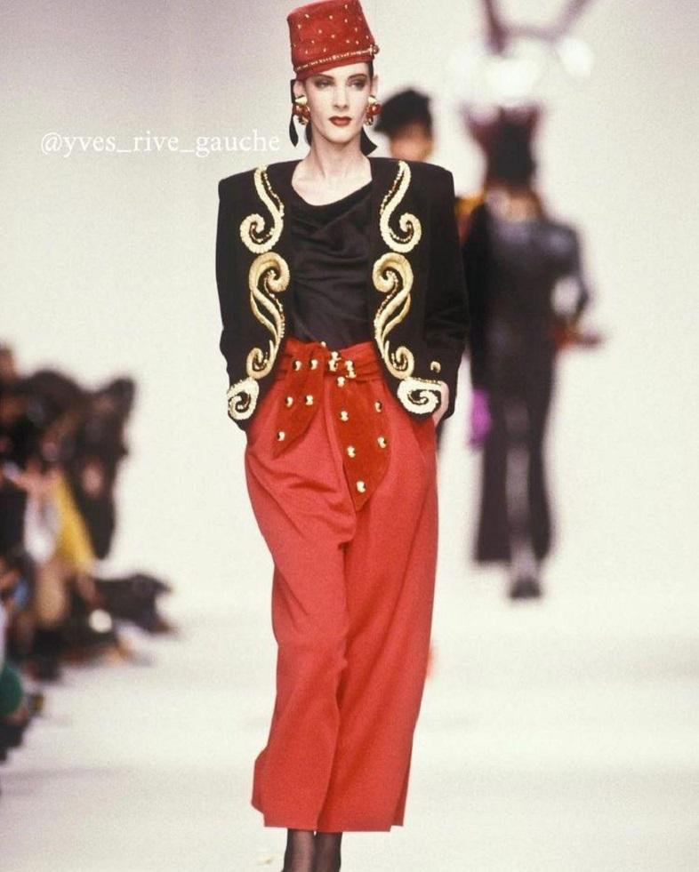 Yves Saint Laurent (Made in France) Belt in red brocade and multi-color resin cabochons. It is tied around the waist.
Collection Rive Gauche Automne-Hiver 1989

Additional information: 

Dimensions: 
Length: 128 cm (50.39