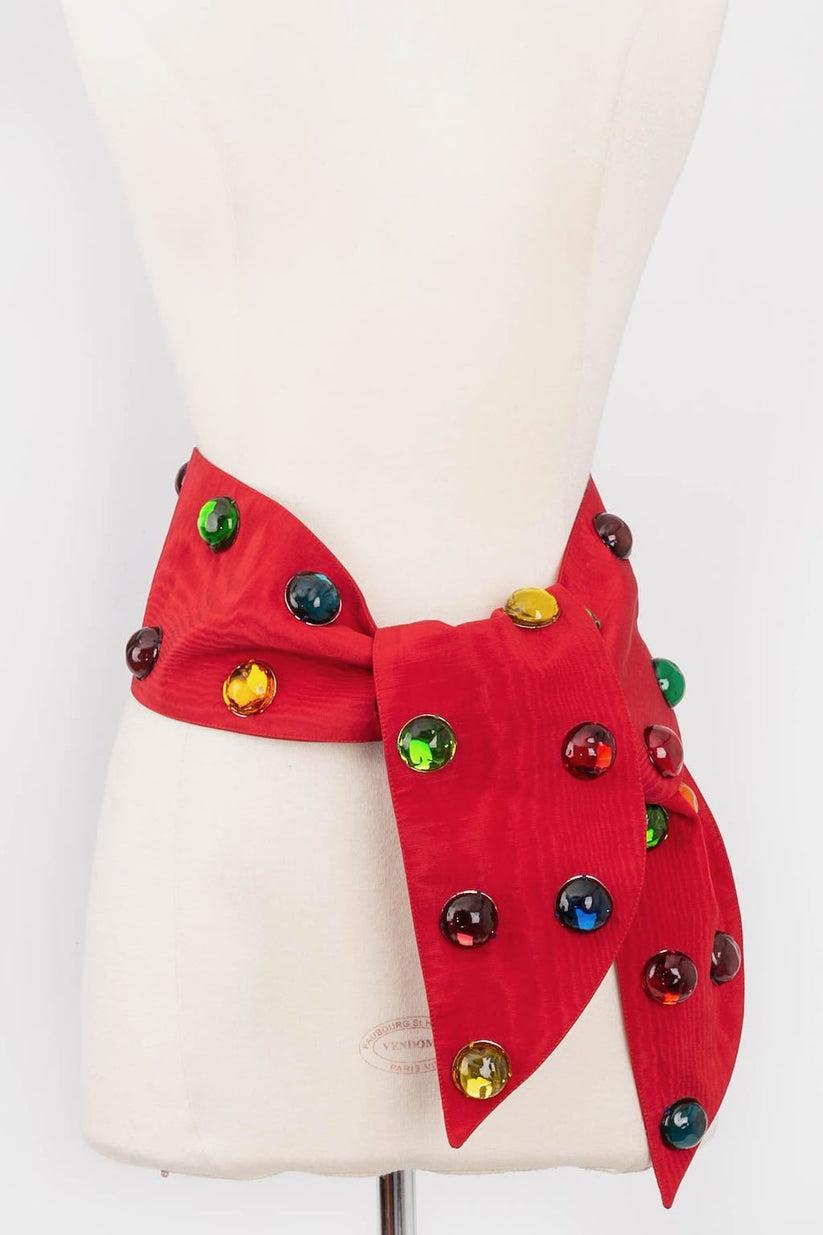 Yves Saint Laurent Jewel Red Brocade and Multi-Color Resin Cabochons Belt In Excellent Condition In SAINT-OUEN-SUR-SEINE, FR